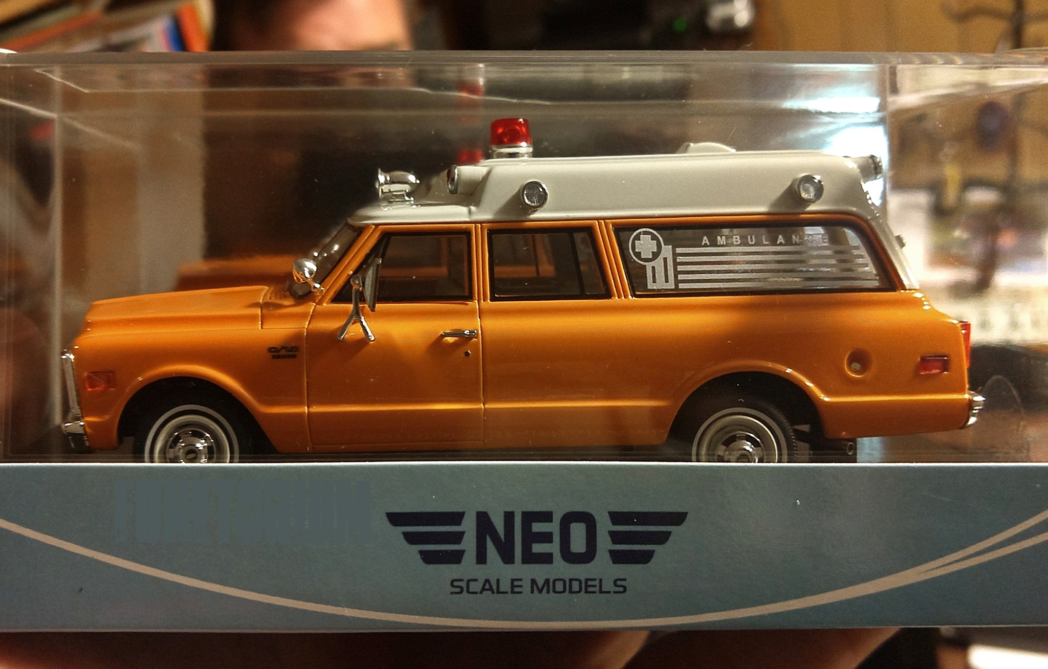 1:43NEO Chevrolet Ambulance シボレー救急車 Funetorium - 1:43 NEO resin black two-tone white over orange '70