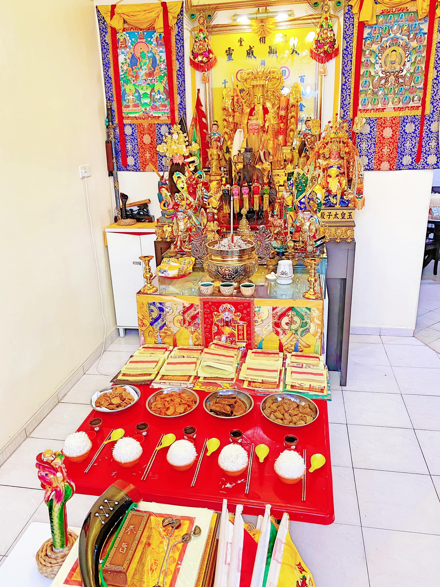 皇梵寺 玉皇太子殿下祖庭 - 调五营咒 旗鼓香炉通三坛，一声法鼓闹纷纷， 二声法鼓透地凤，吾带明锣天地动， 焚香走马到坛前，调起东营军西营将 ...