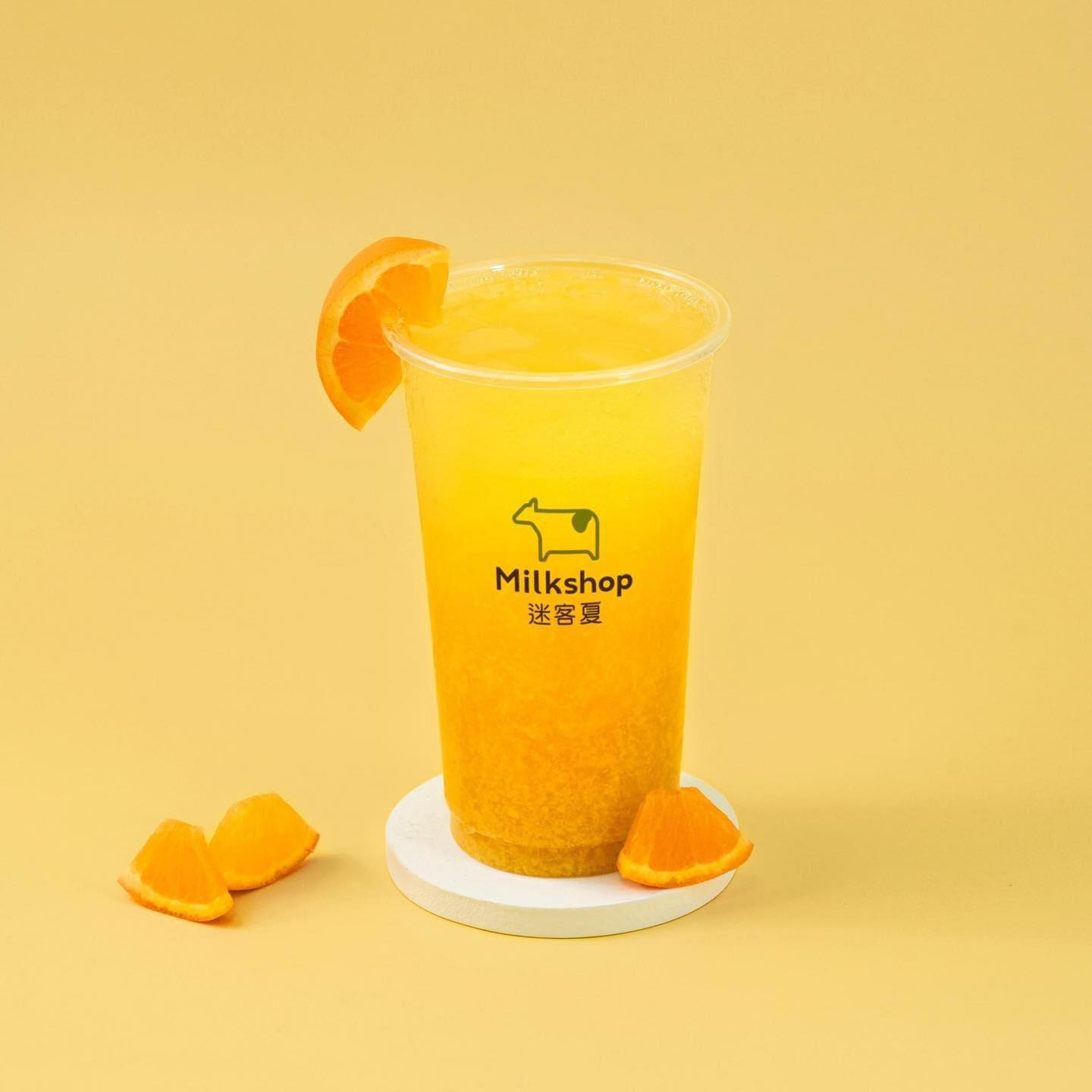想到夏天🏄‍♀️ 怎麼可以沒有它！ 迷客夏經典的 #柳丁綠茶 🍊... - 迷客夏Milk Shop 高雄富民門市 | Facebook