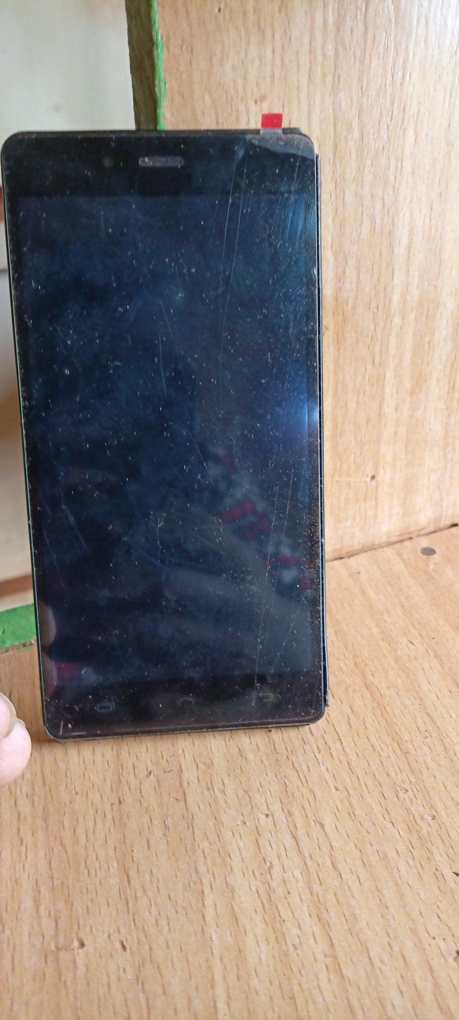 What causes a phone's screen to not display after replacing the