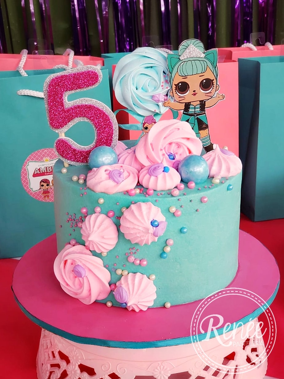 Pastel de vainilla con relleno cremoso... - Renée Pastelería