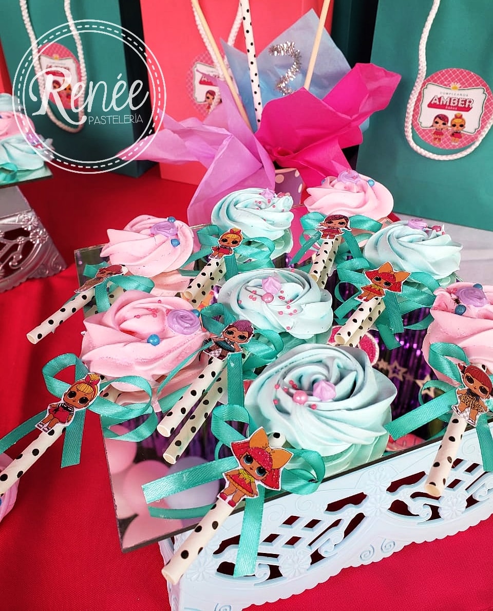 Pastel de vainilla con relleno cremoso... - Renée Pastelería