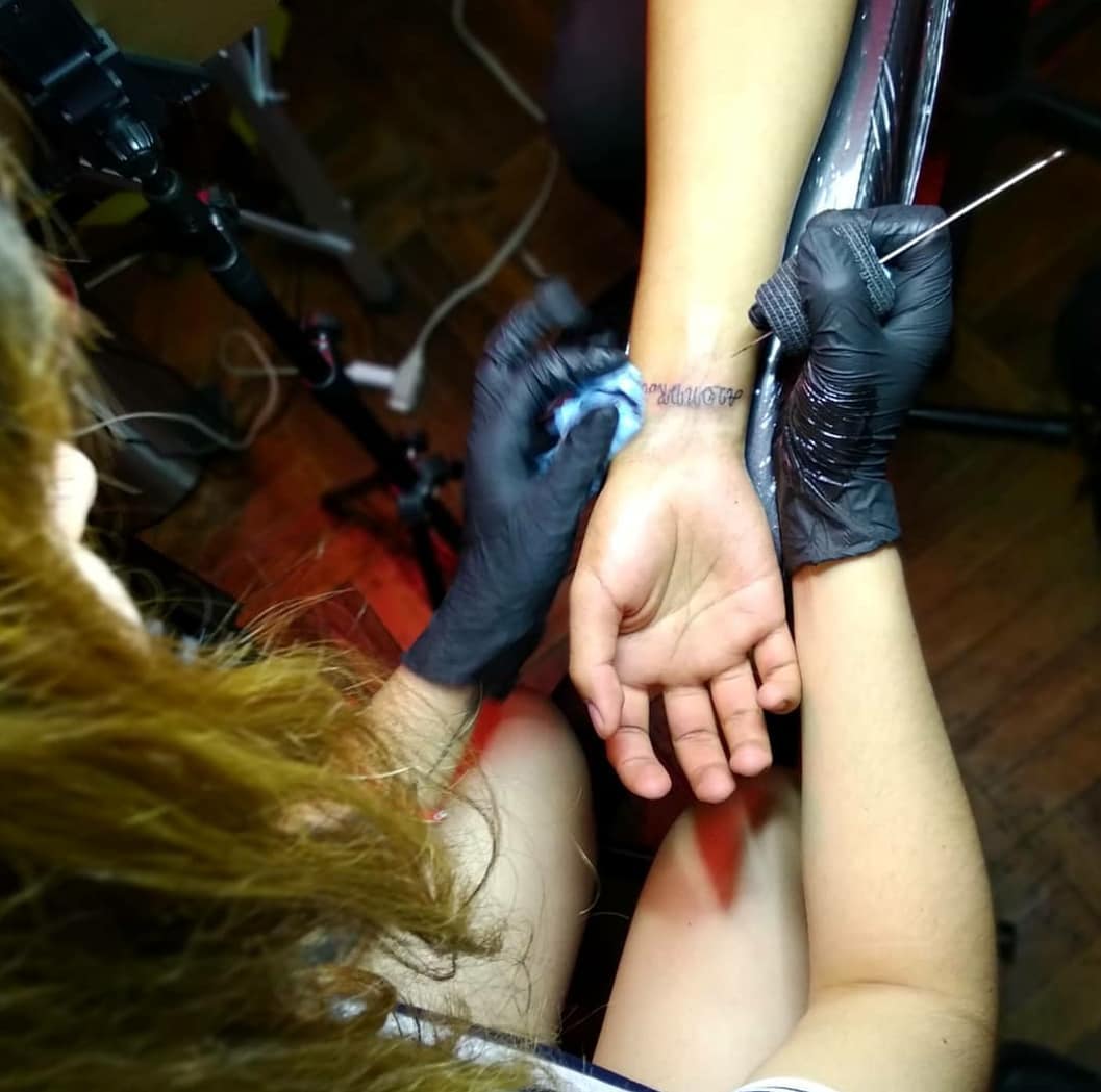 Madame Ink - El hand poke es una práctica ancestral, que...