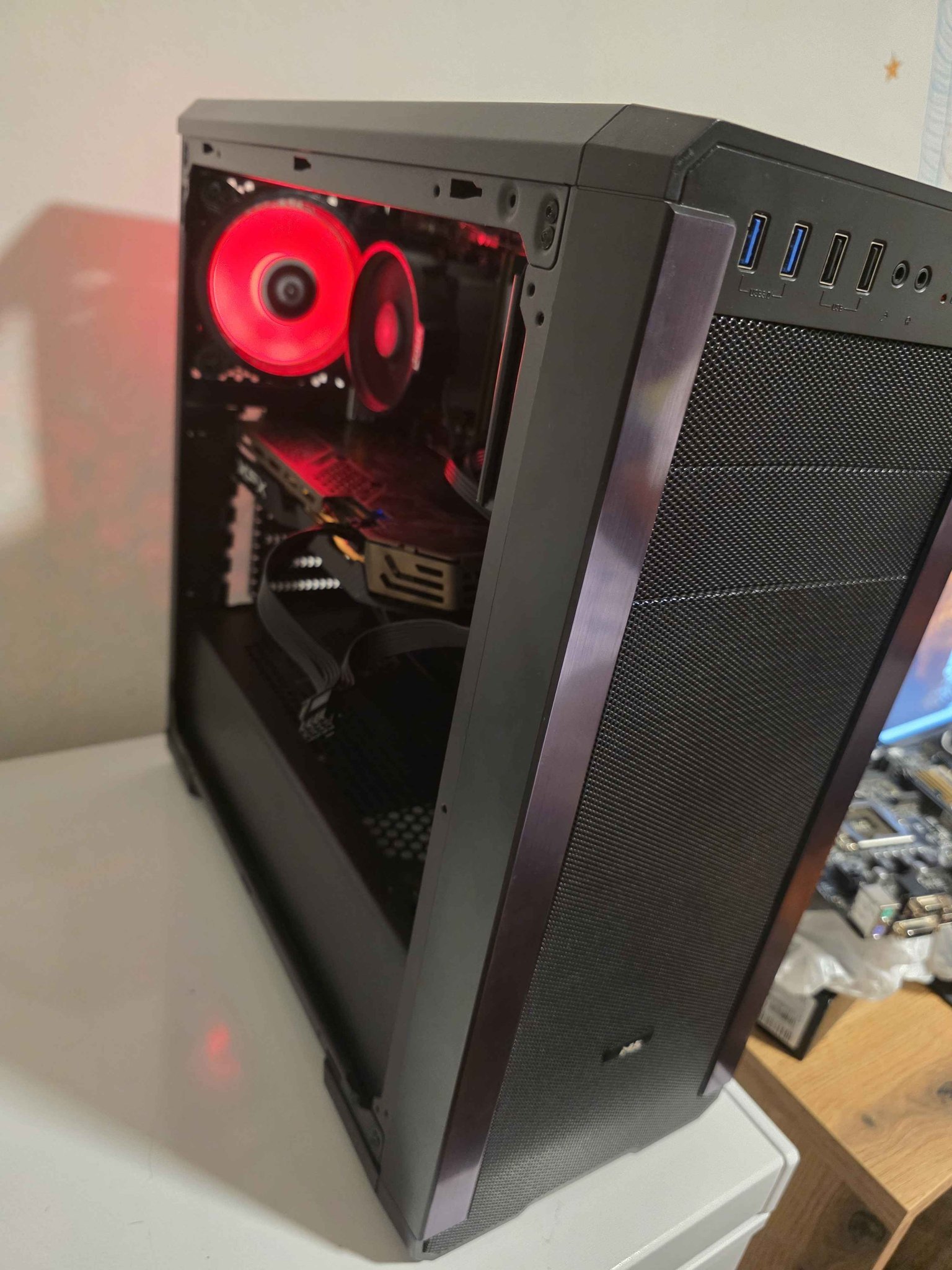 Procesor: Ryzen 5 2600x Maticna: nova A520 Ram: 16gb ddr4 Ssd 