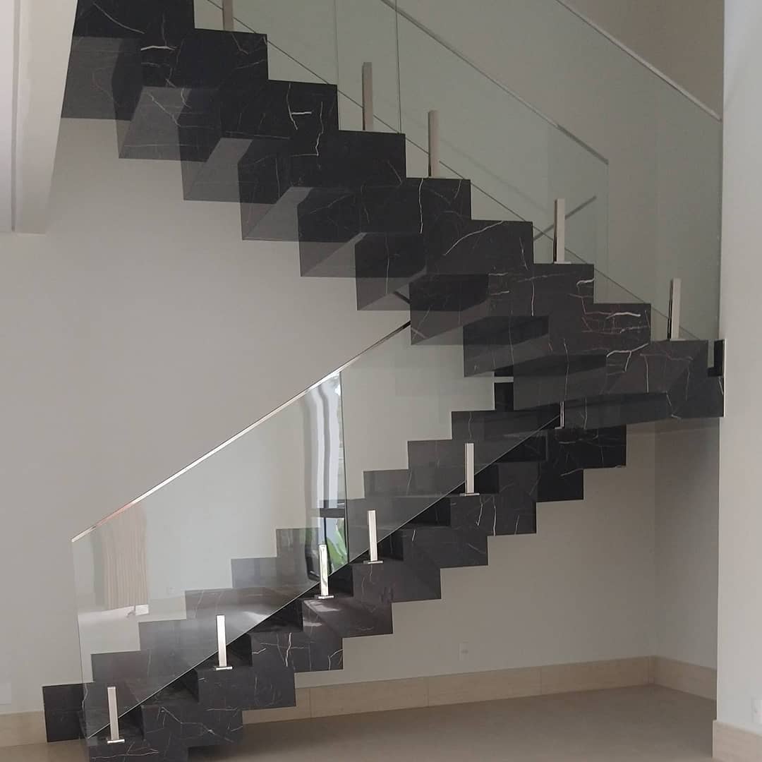 Escada envelopada em porcelanato.... - porcelanarteuberaba