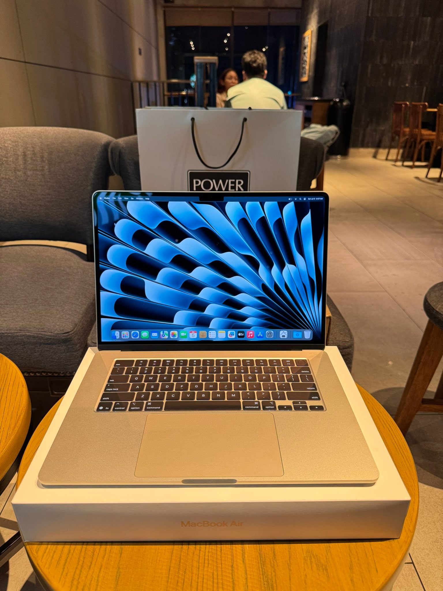 FAST FLIP DEALS! ??? Macbook Air M4 15” Starlight 16GB/256GB 
