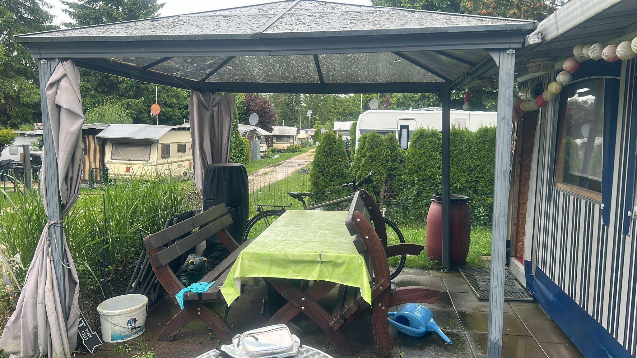 Wir haben auf Platz 142 einen Pavillon zu verschenken. Das Dach des Pavillons ist durch Hagel beschädigt und müsste ersetzt werden. Falls niemand Interesse an dem Pavillon hat (helfe gerne beim Abbau)
