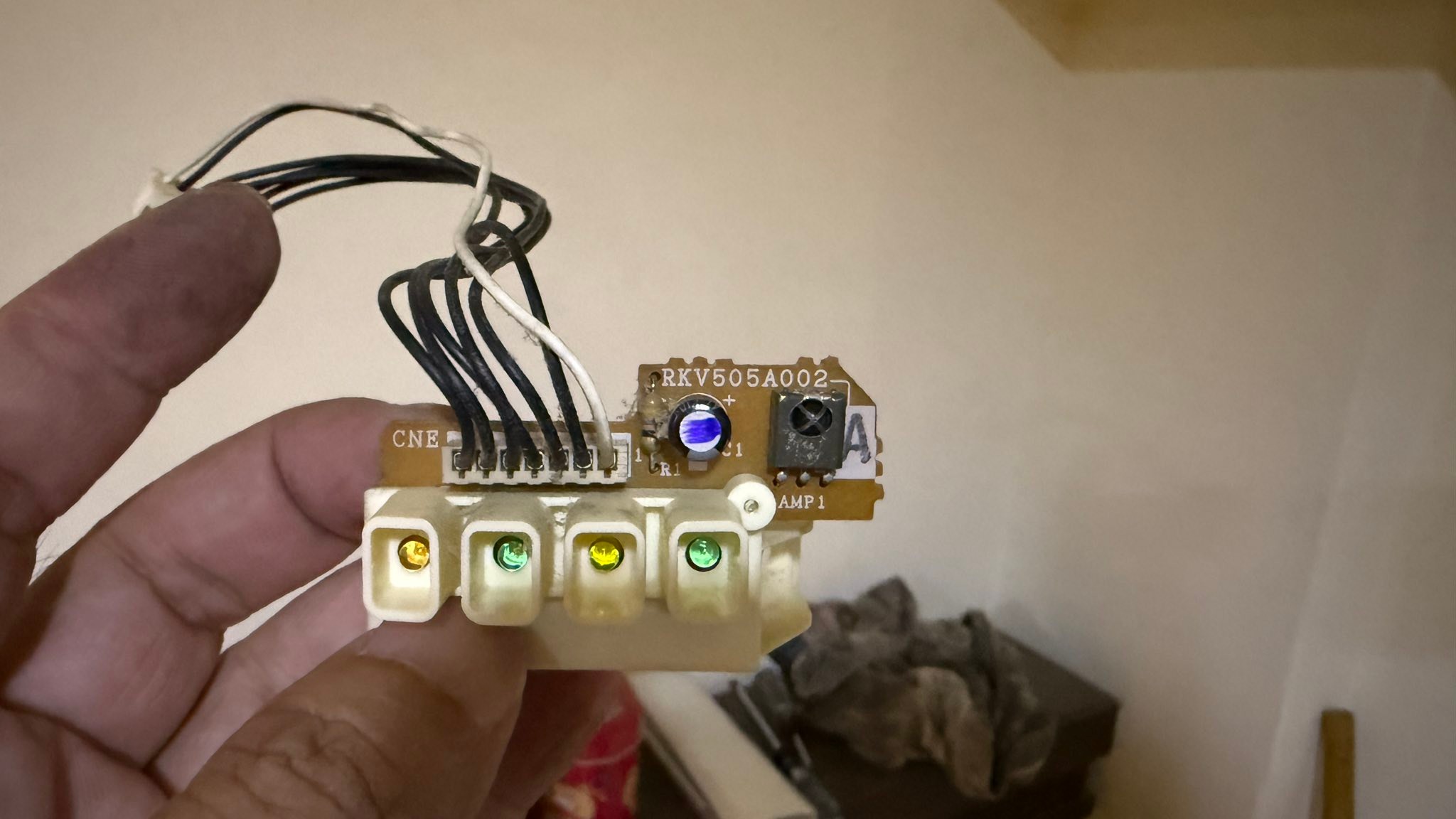 家電DIY維修研習社 | 三菱重工冷氣室內機遙控沒有辦法啟動，經過交叉比對之後發現是這一塊電路板有問題，請問廣大的團友，這裡有 ...