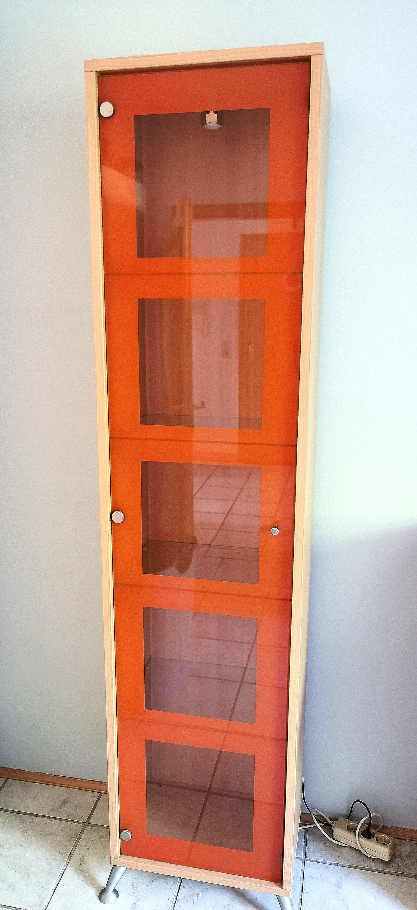 Hallo zusammen, Nachdem ich diese Woche bei Ebay-Kleinanzeigen zweimal versetzt wurde, probiere ich es hier. Zu verschenken Nur an Selbstabholer! Einen Vitrinenschrank mit 4 Glasböden und Beleuchtung. Maße: H 205 cm B