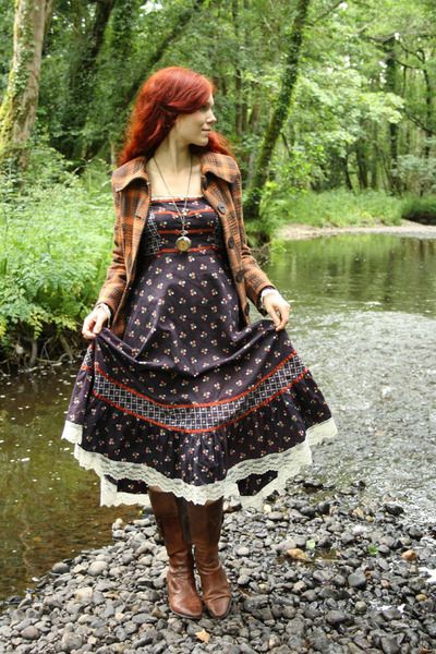 Girls from the 1970s rockin' the fashions