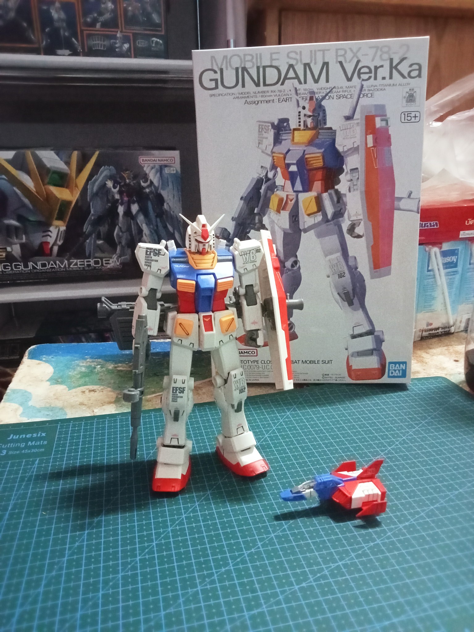 Gundam กันดั้มโมเดลจีน | ทำไมรุ่นนี้ไม่มีแฉกเหลืองๆที่โล่ครับ | Facebook