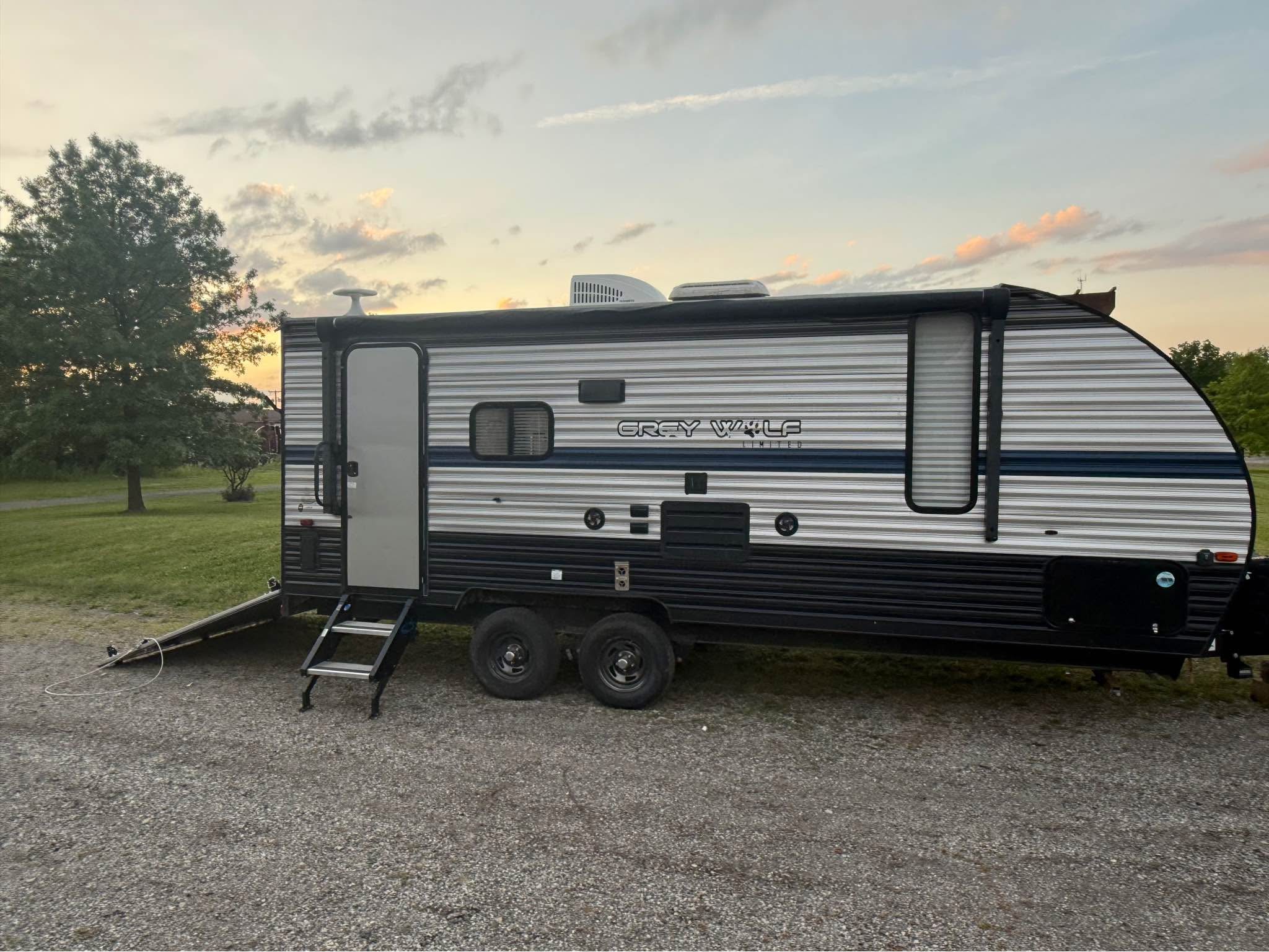 2019 grey wolf toy hauler 19ft - RVs & Campers - Milan, Michigan ...