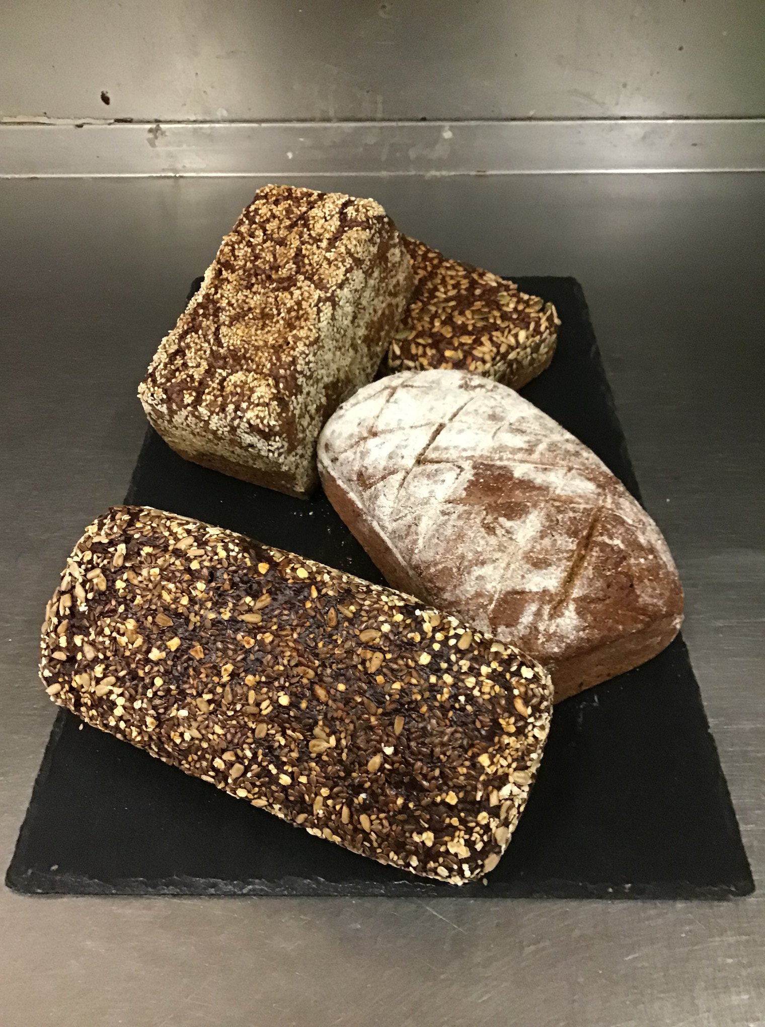 Bageriet Sløjfen - Hver mandag friskbagt rugbrød 😋 Alle varianter ...
