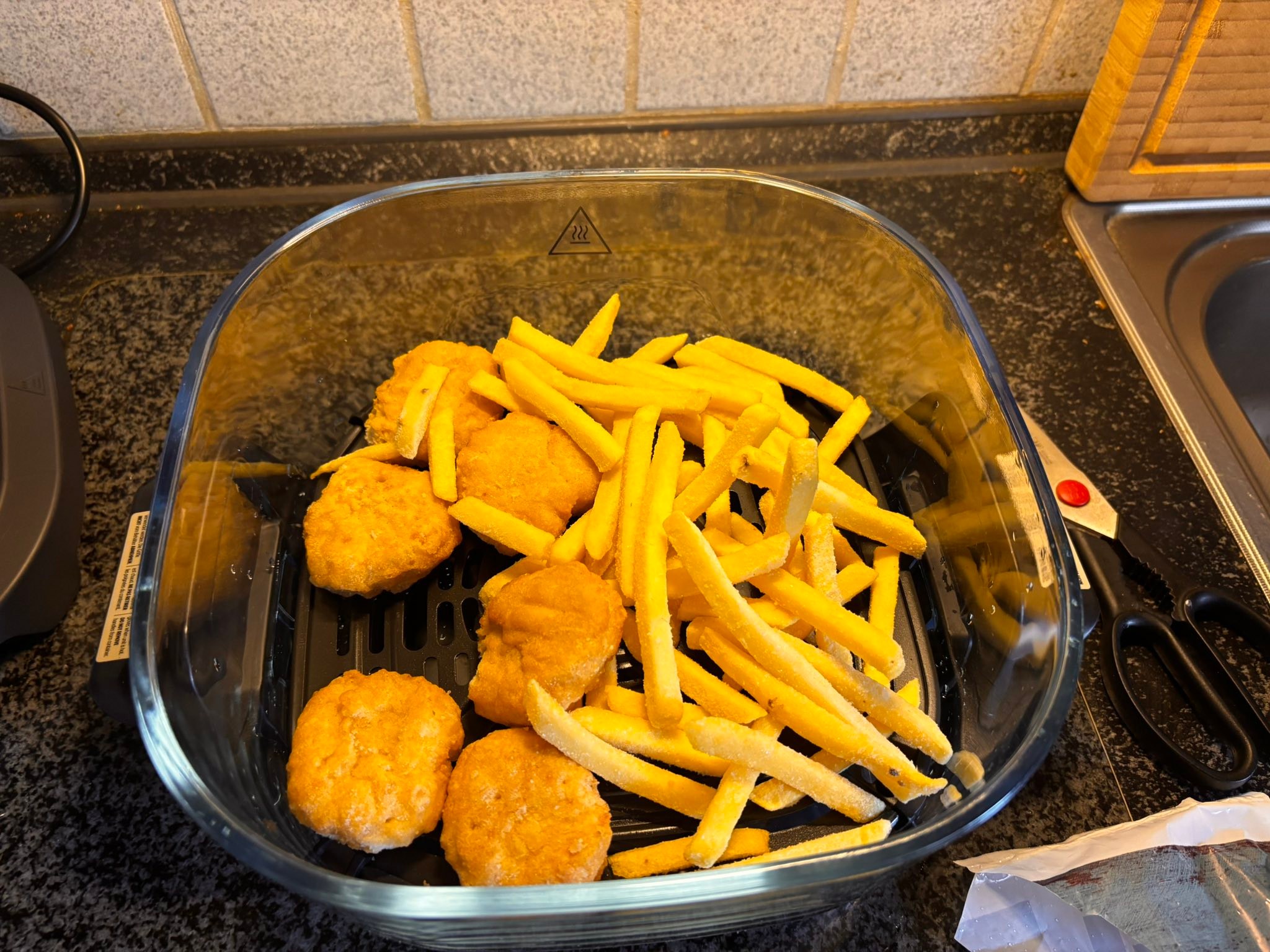 Ninja Crispi Endlich ist sie da. Tk. Chicken Nuggets Tk Pommes Zusammen rein Airfrey 15 Min. Temperatur kann man nicht einstellen, Nach der Hälfte der Zeit umrühren. Fatiz. Besser als aus der