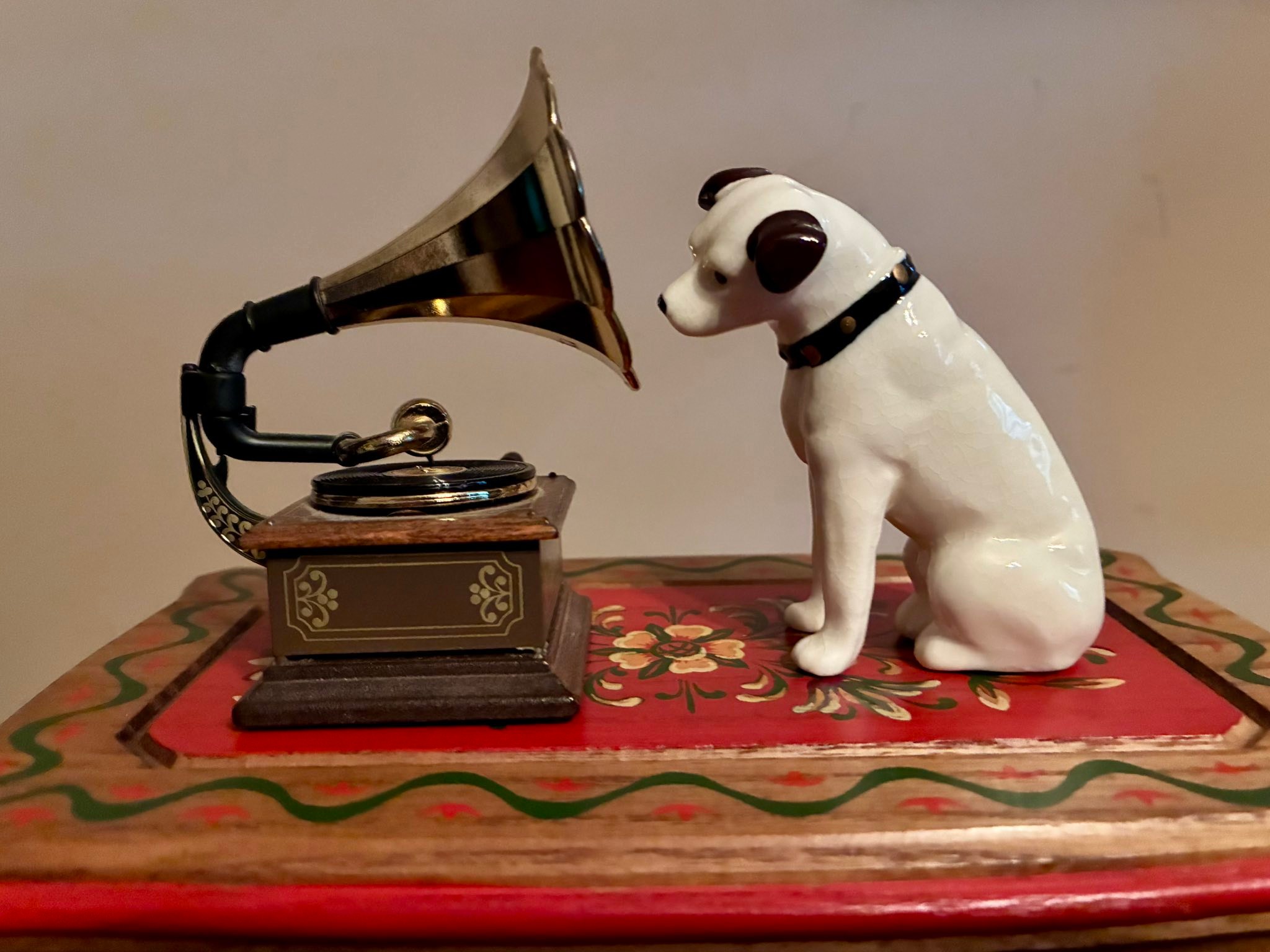 Bodo Hennig miniature doll house phonograph with ceramic Nipper