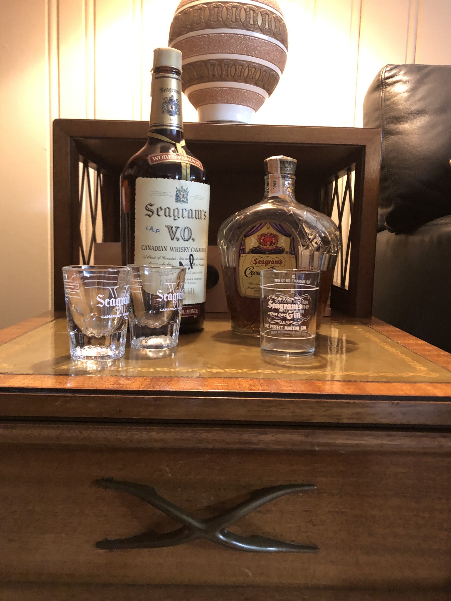 Seagrams 7 Crown. American Blended Whiskey. 40% abv. Nostalgic. My 