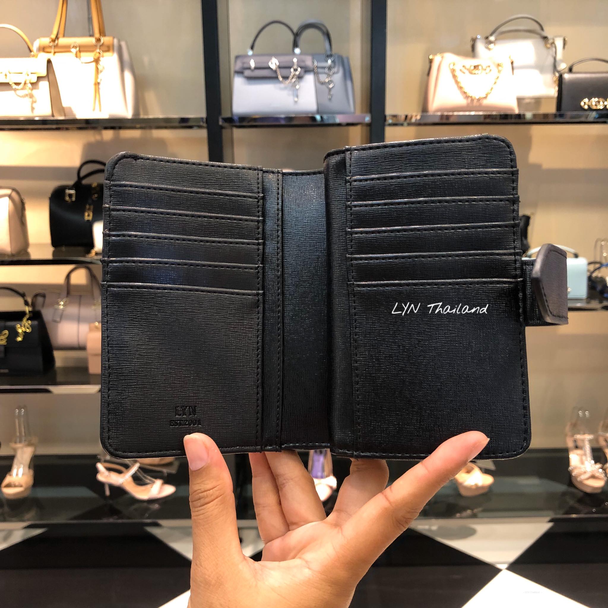 LYN Thailand - #กระเป๋าสตางค์LYN รุ่น Jackie Short Wallet รุ่นนี้ มี ...