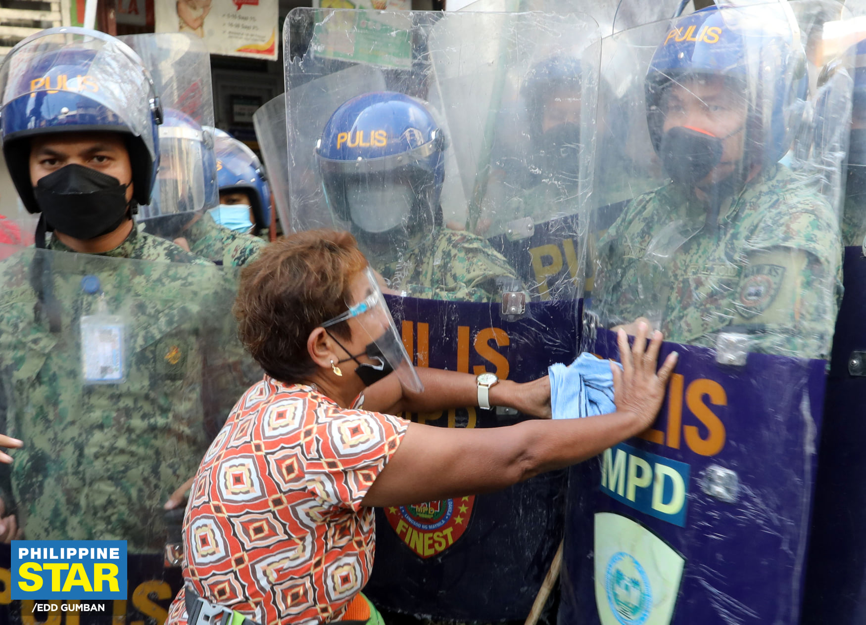 Philippine Star - Activist groups scuffle with police during a protest ...