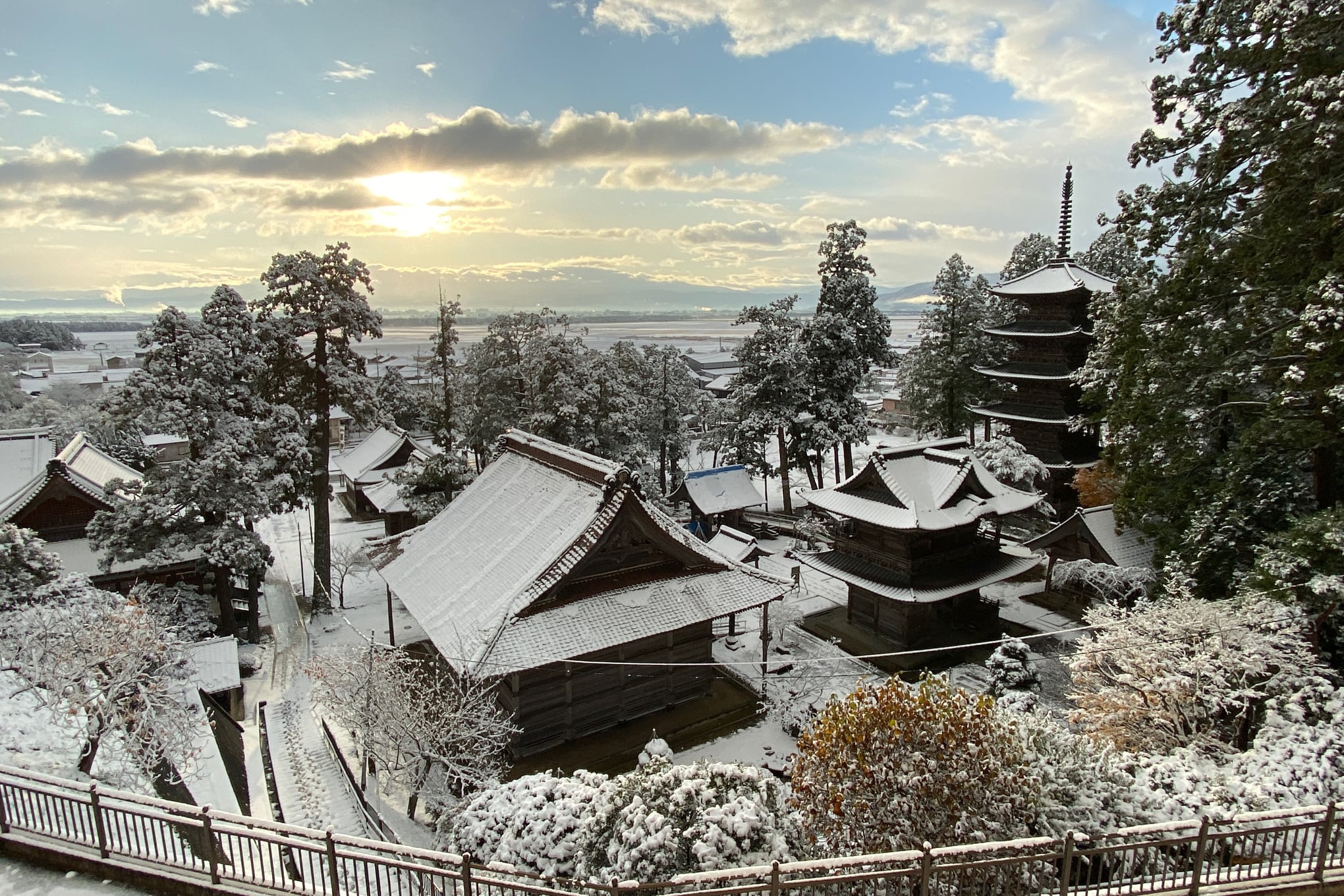 善寳寺 - 朔風葉を払う候、 冬至て野山白む。 平野部に初の積雪です。 明後日より臘月。 臘八摂心会の準備に勤しむ日々です。