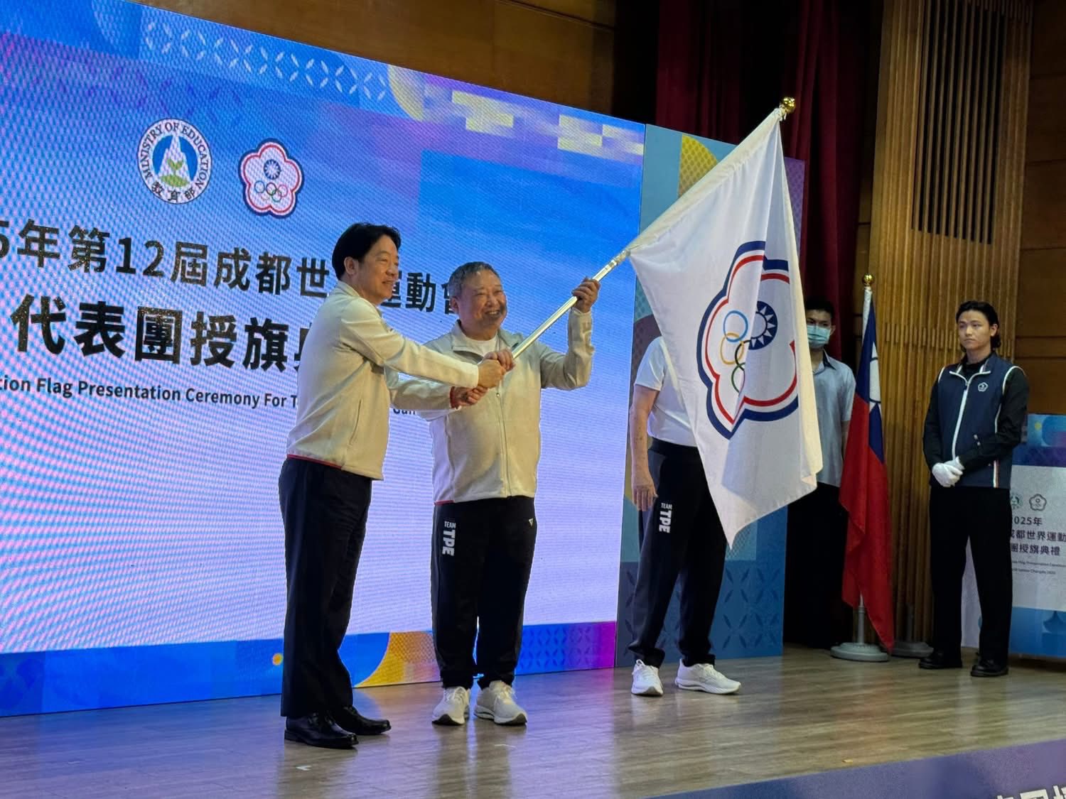 張思敏 - 張思敏 added a new photo — at 榮耀之星.