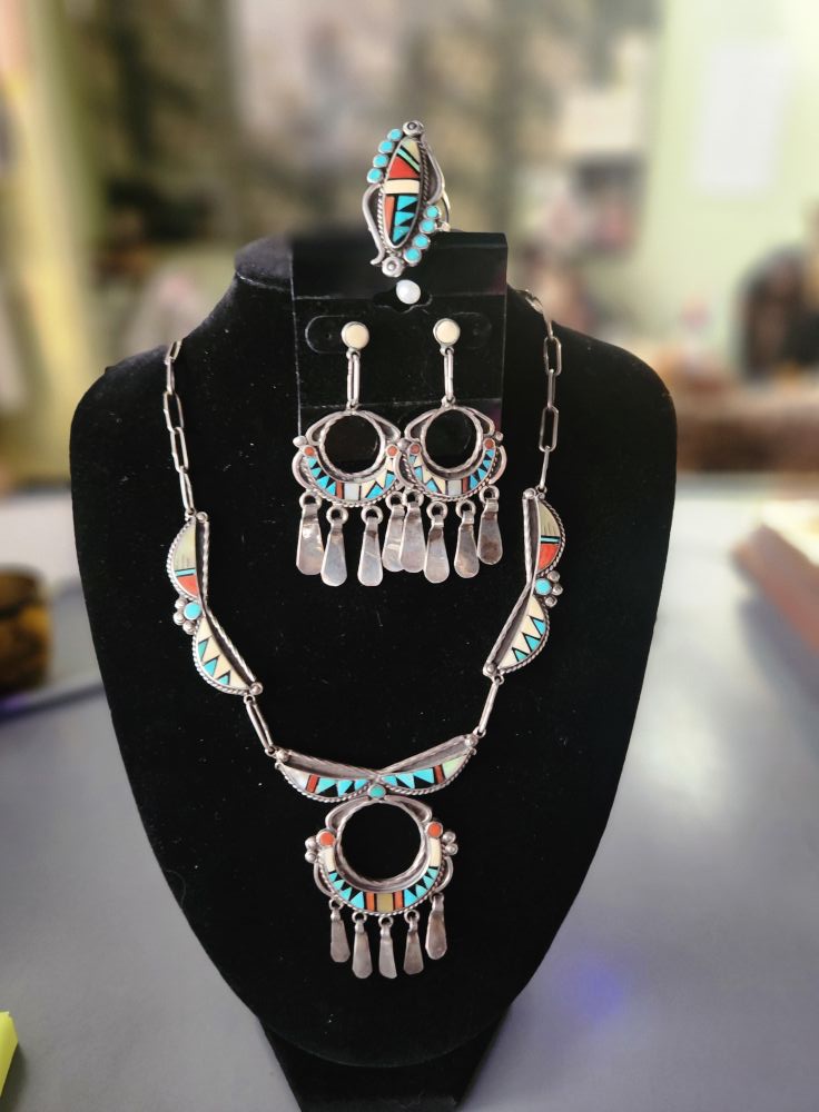 Information about traditional pueblo jewelry artist?