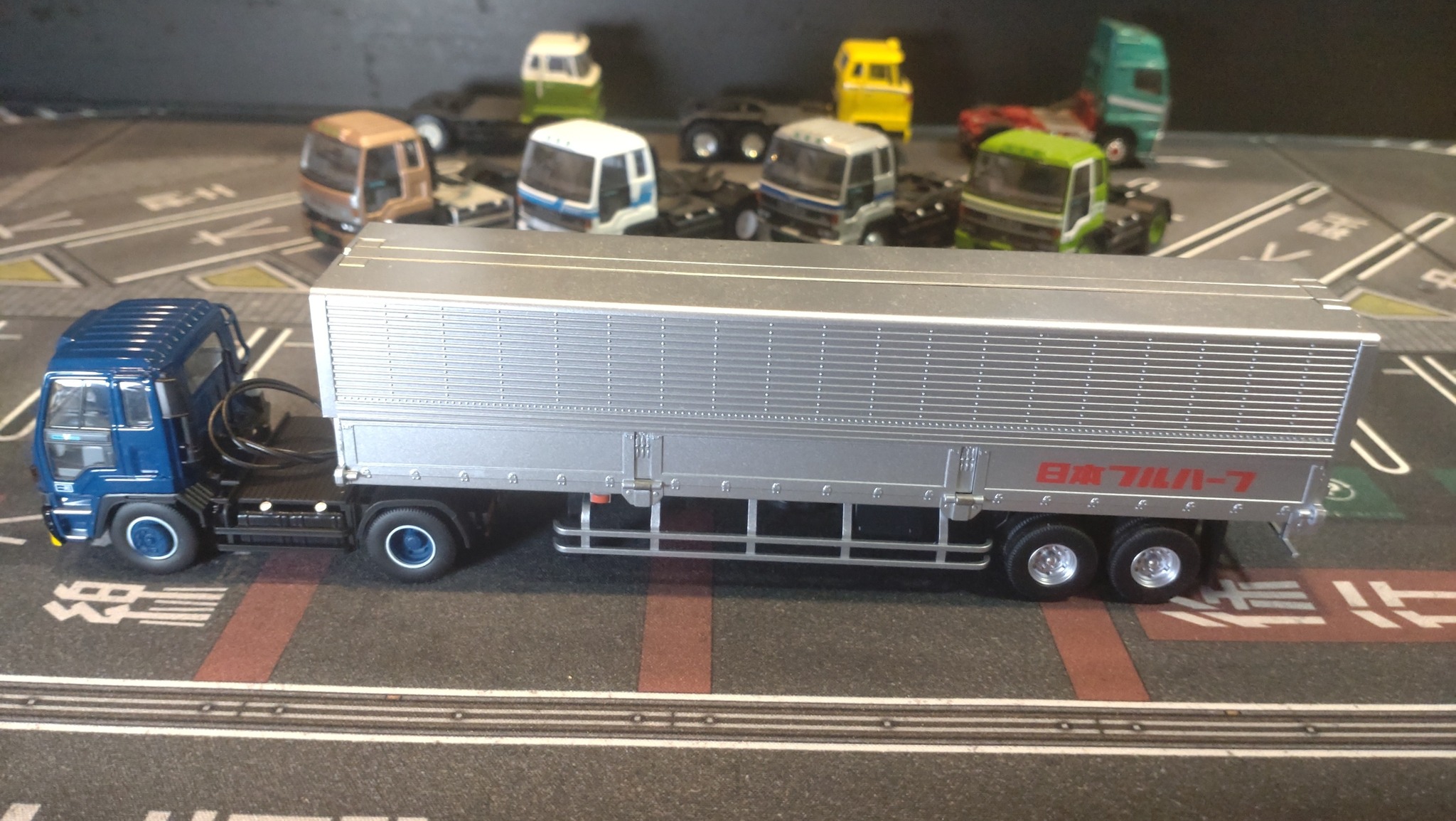 Tomica Limited Vintage Neo LV-N347A Isuzu 810EX tractor head