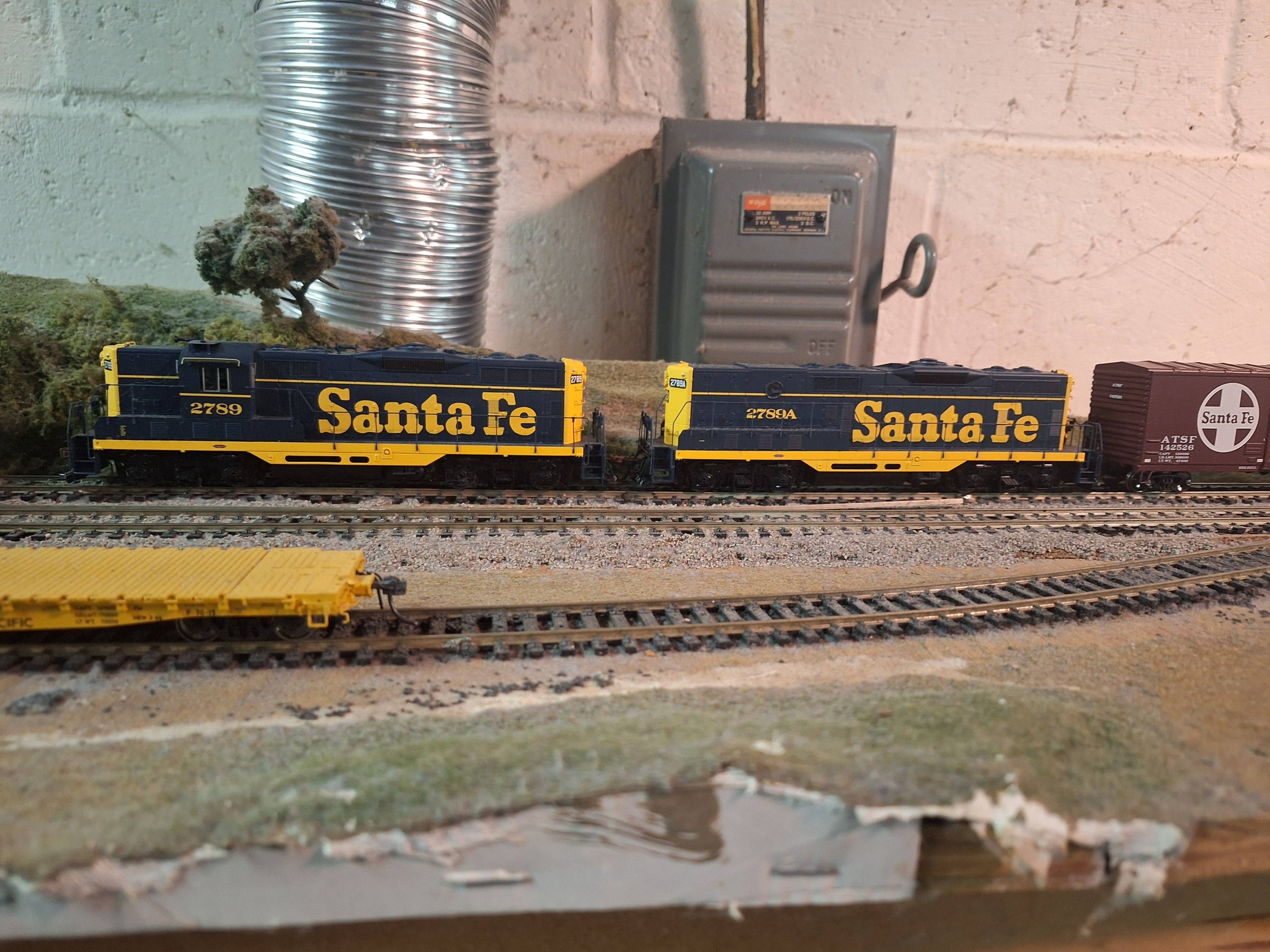 Santa Fe hood units model trains