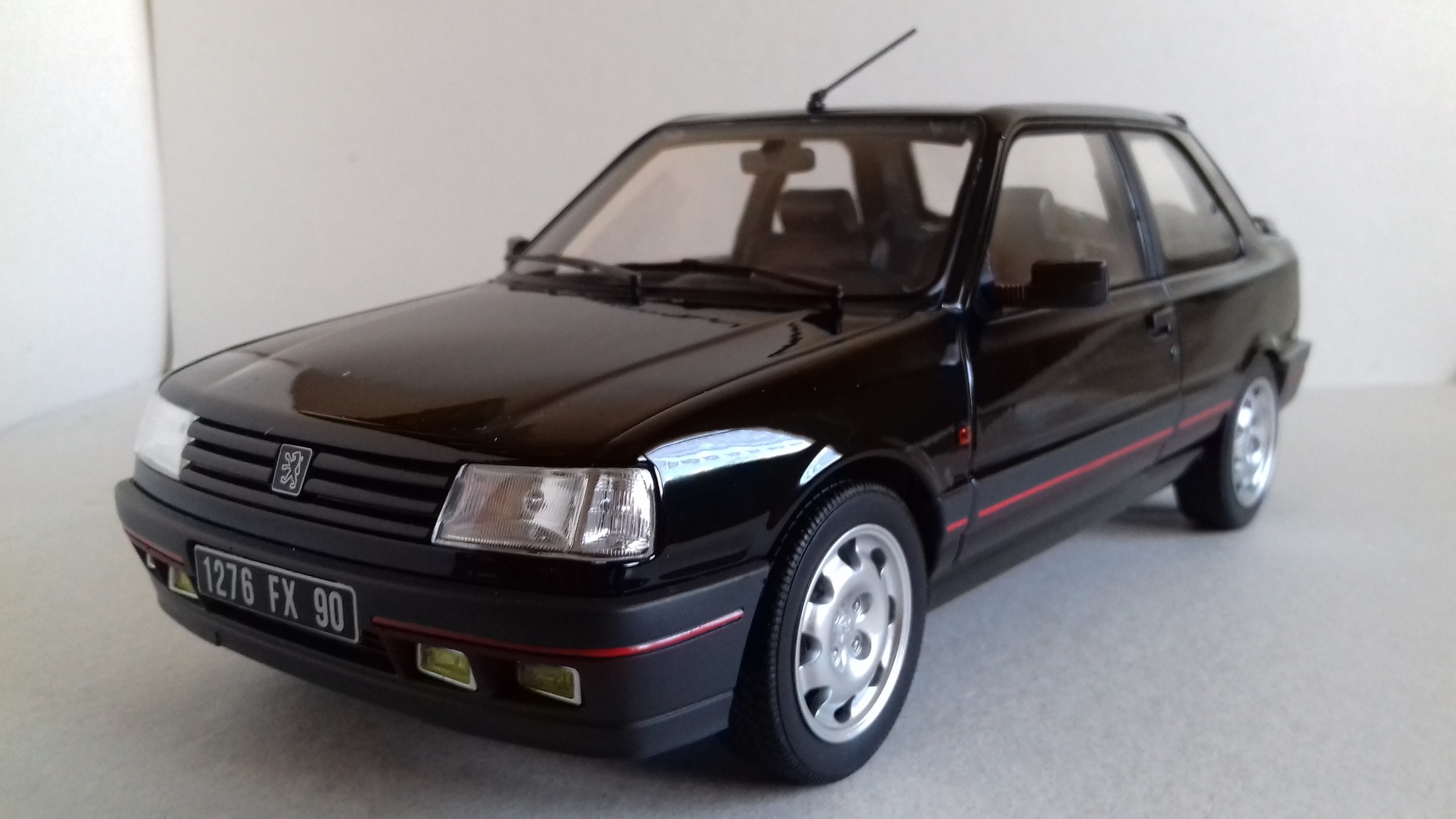 Peugeot 309 GTI 1987 – Rouge Vallelunga, Déco PTS, échelle 1:43, Miniature De Collection