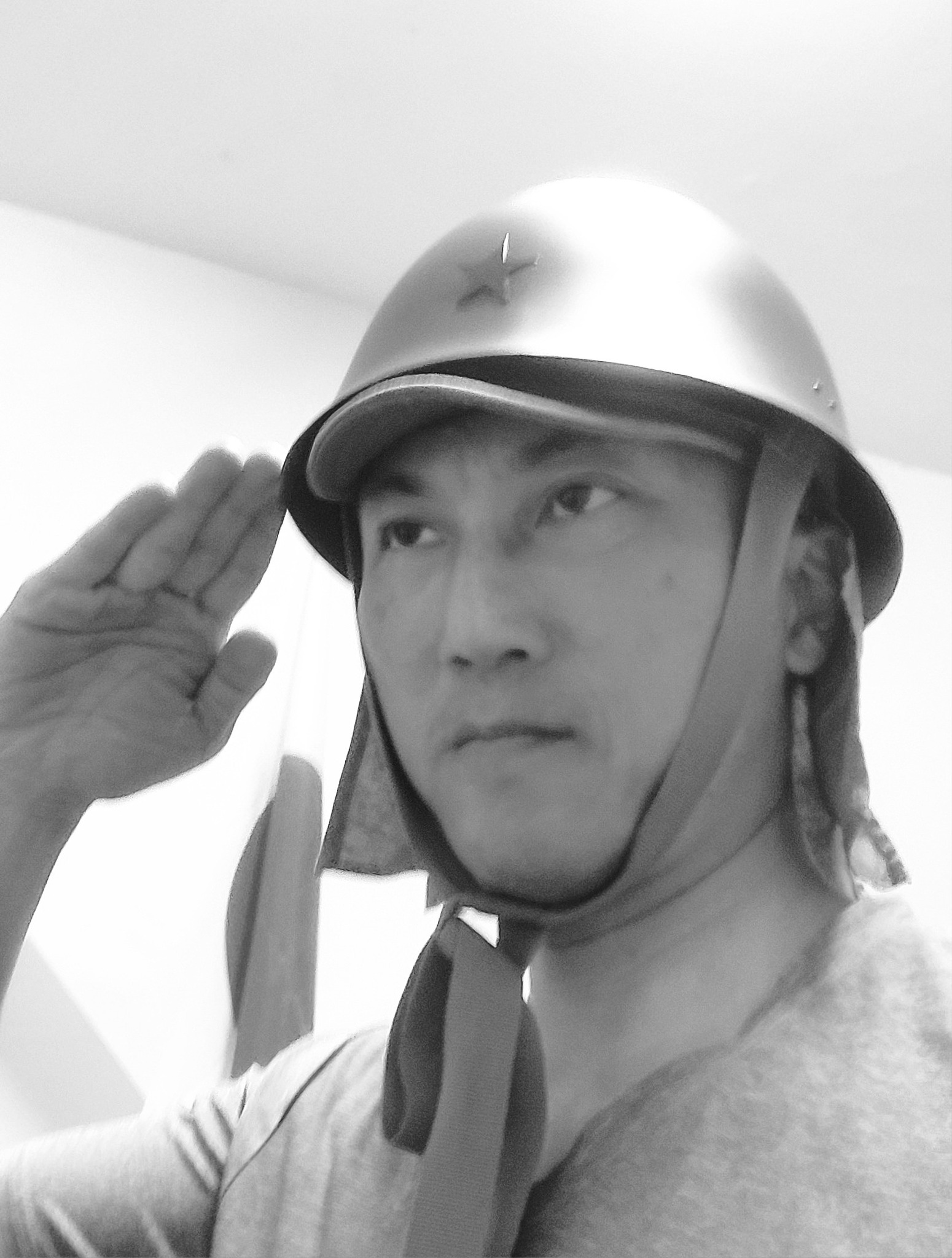 九〇式鉄帽是二戰日本陸軍自1930年起裝備的標準頭盔，以錳矽合金鋼衝壓