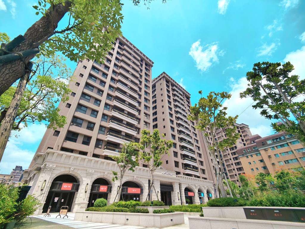 🔥超強案 小檜溪旁 面公園 1年屋 3+1房 連號雙車 估價比開價高 可貸八成👍 B1電梯旁 連號雙車位 鄰居眼中仰望的對象😄