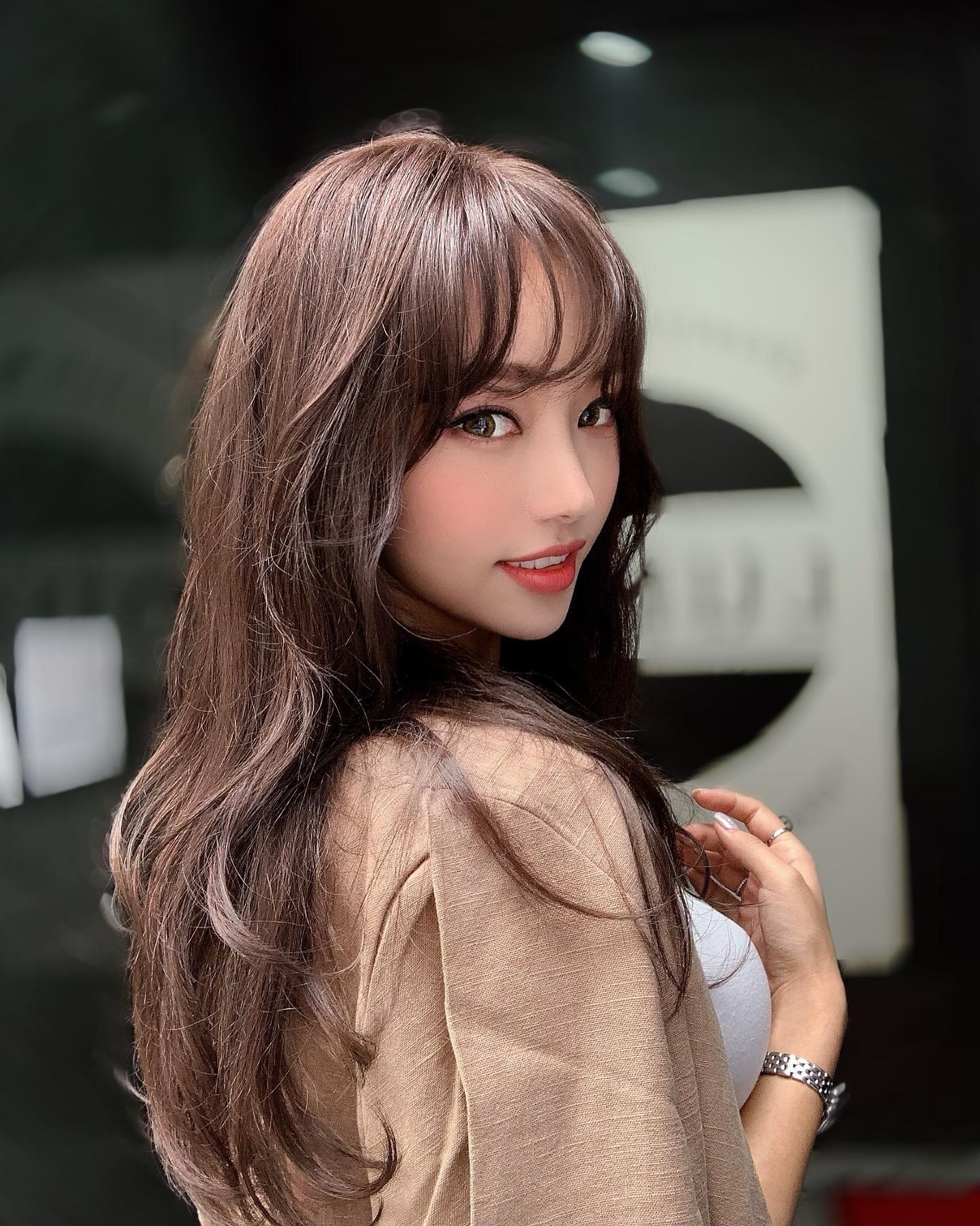 우아살롱 - 시스루 뱅 페이스라인컷 에쉬브라운컬러는 꿀 조합 . 바비원장 시그니쳐 컷 레이어드컷... | Facebook