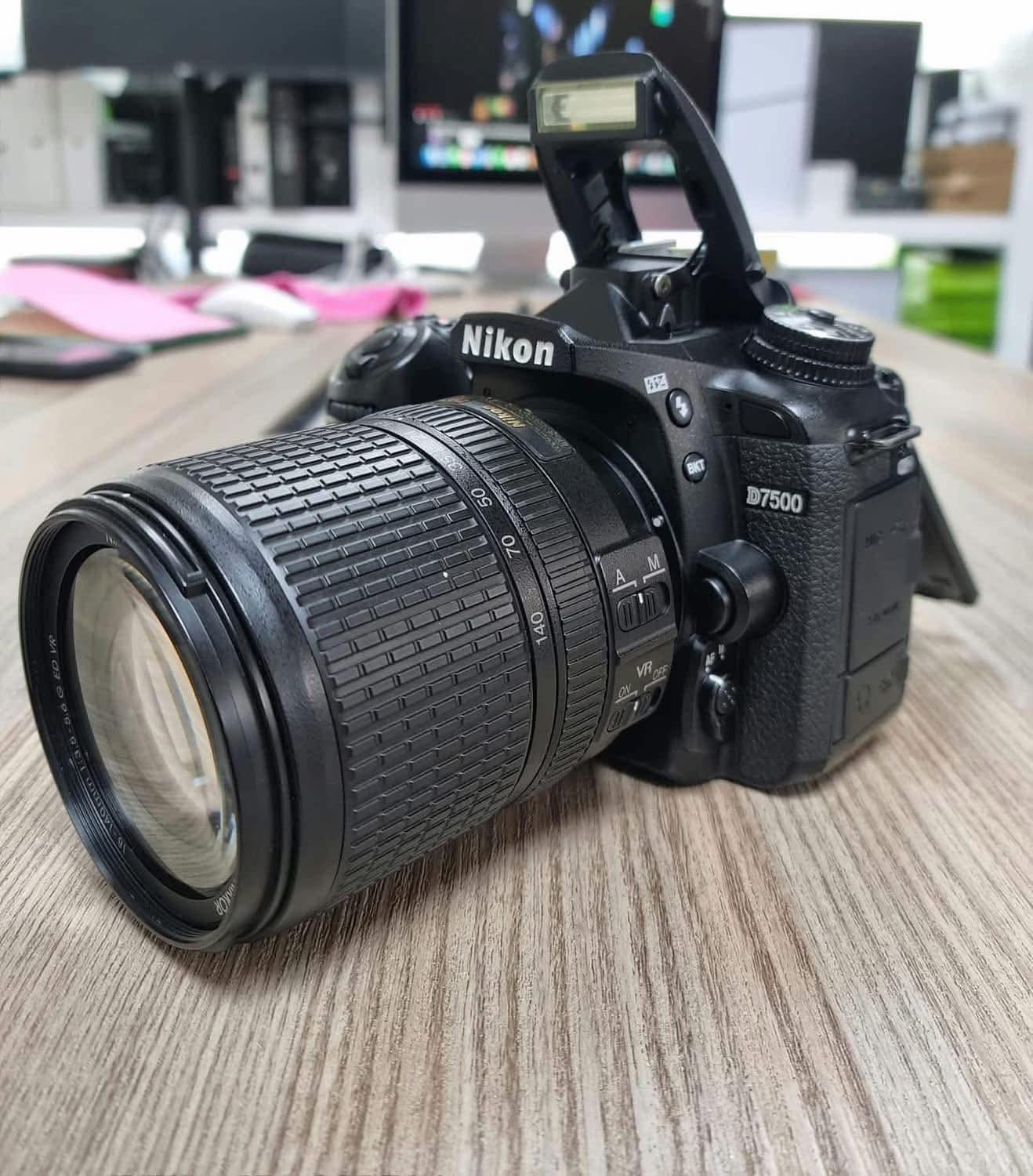 Nikon D7500 with 18-140mm 115k / 0725060783