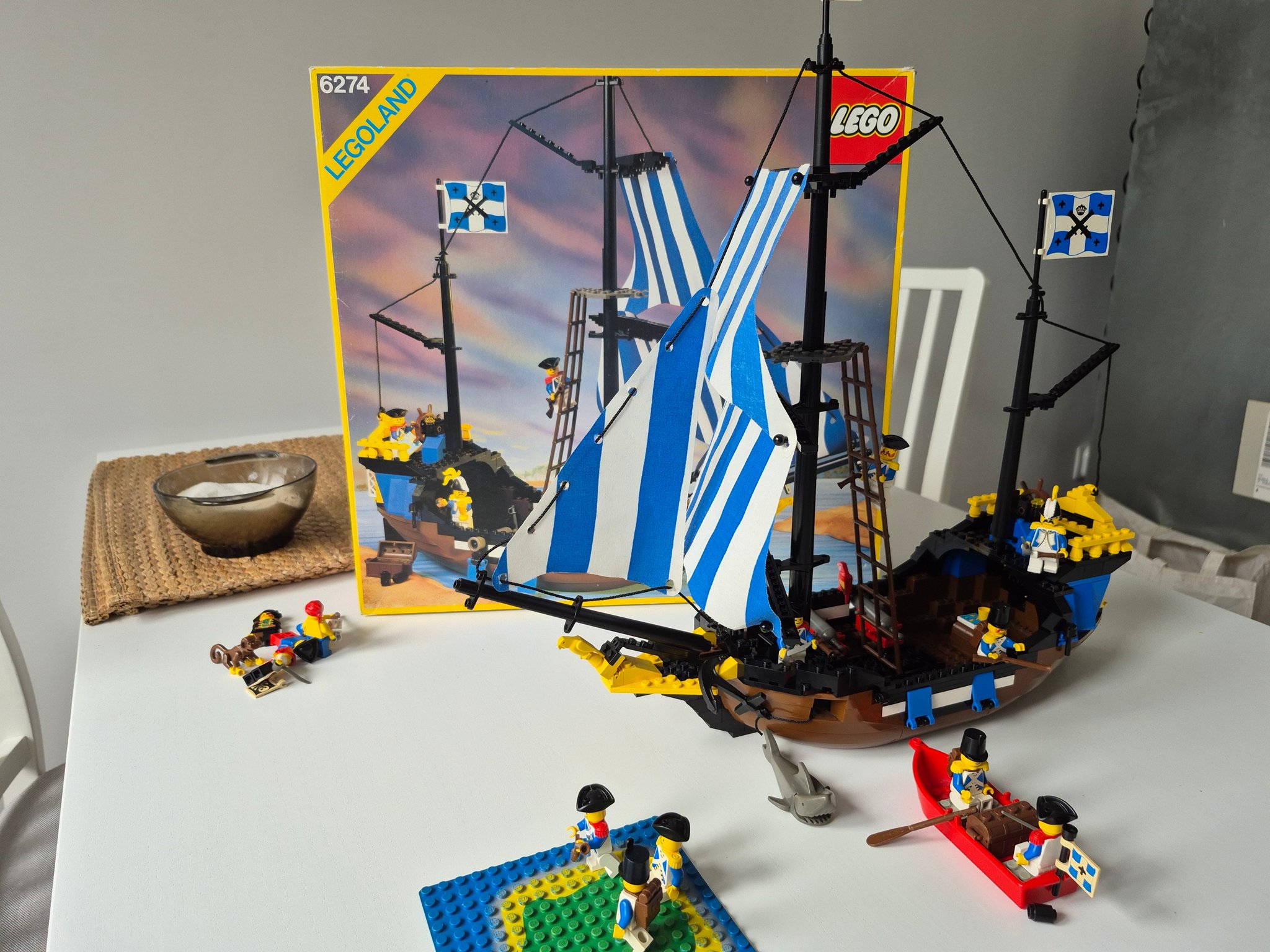 45個。 Hello everyone, I am presenting the Lego 6274 Pirates series set