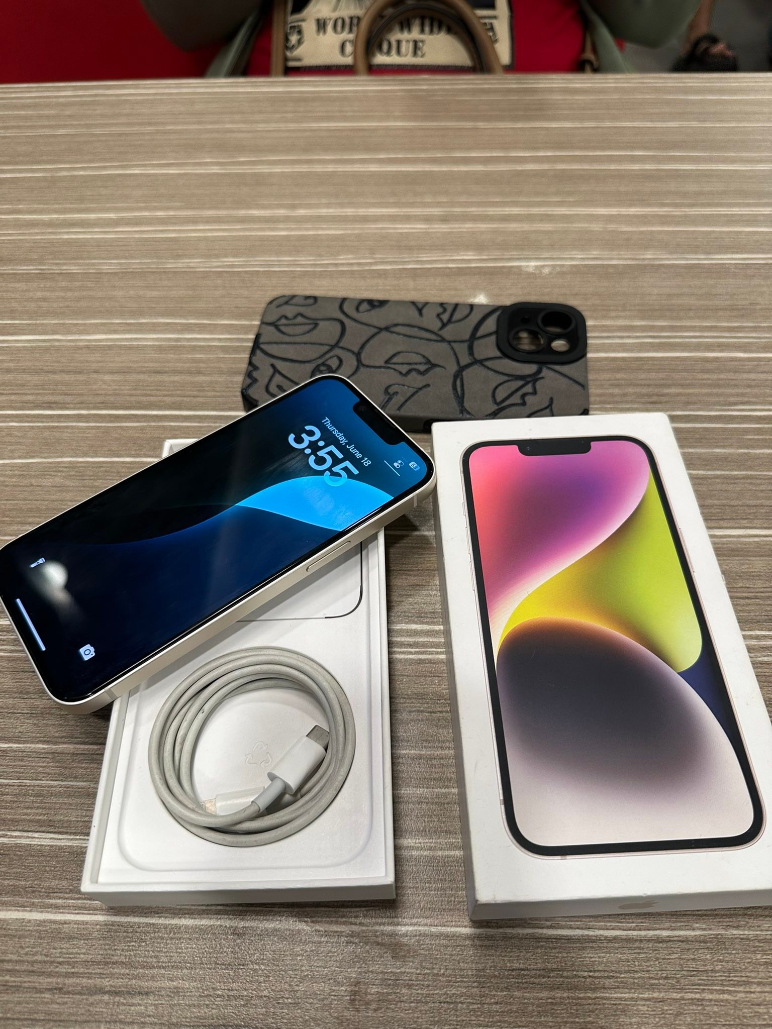 iPhone 14 128GB Starlight color