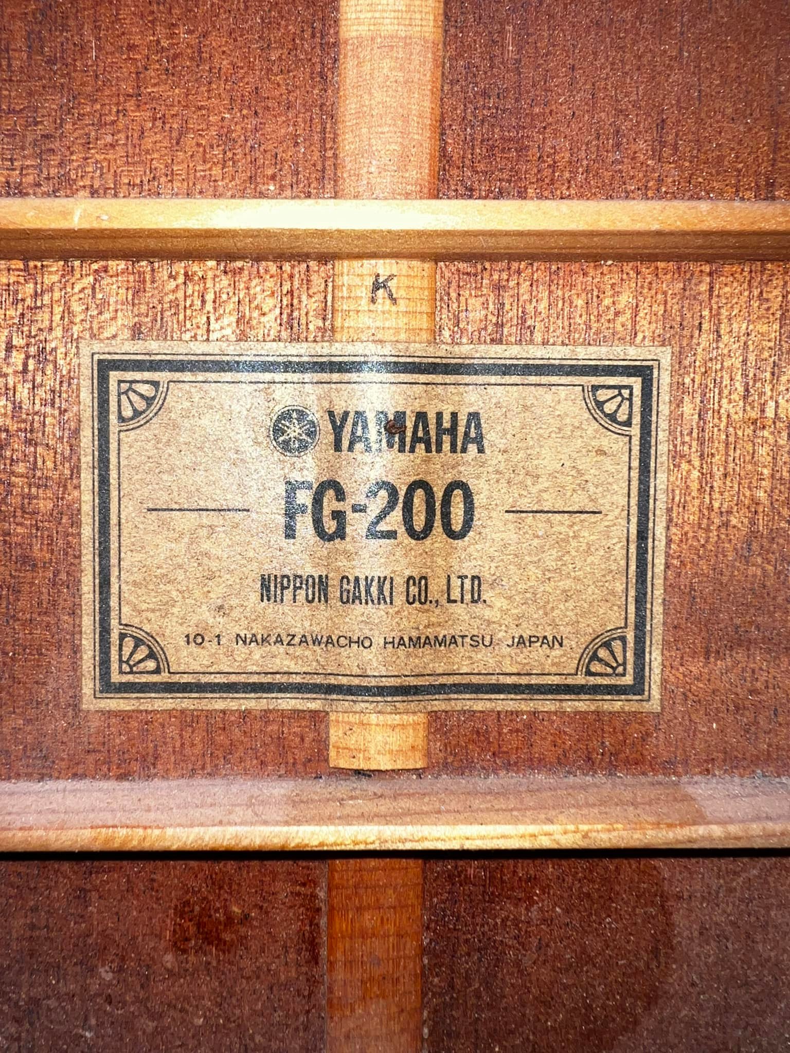 What are the specifications of the Yamaha FG200 guitar?