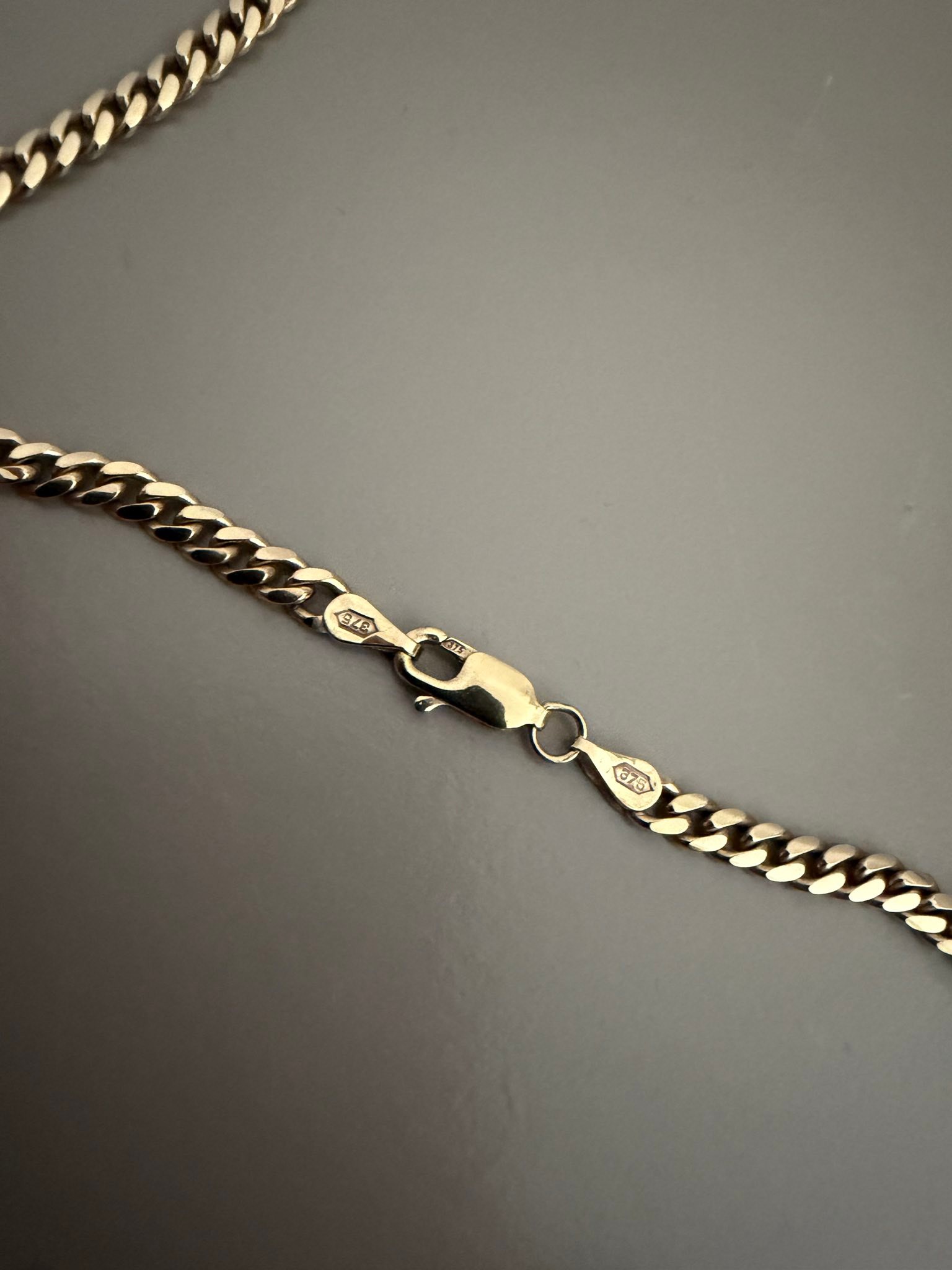Beautiful 9ct white gold necklace