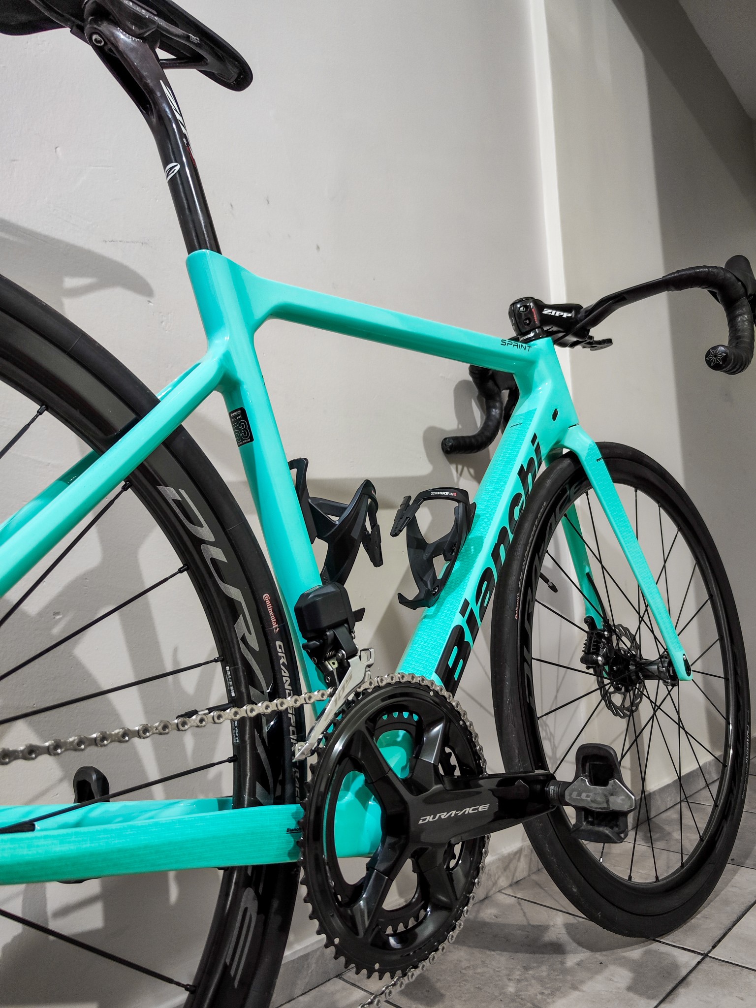 The full carbon fork of Bianchi #Sprint increases lightness and 