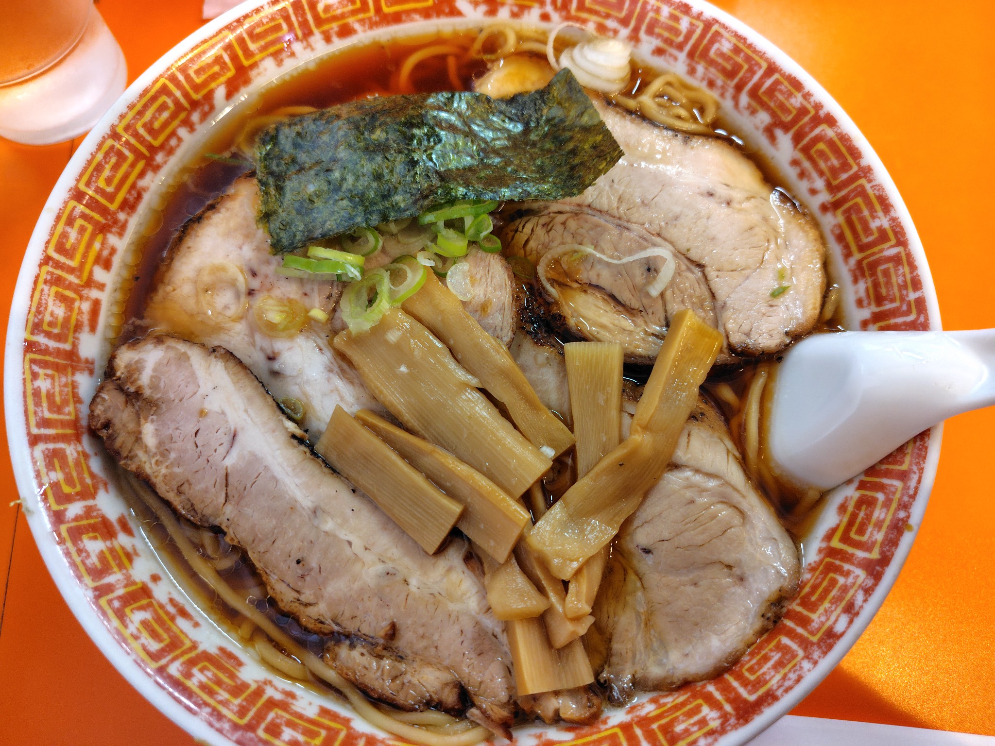 松本の支那そば太郎今月25日で閉店するみたいなので今日は凄い並んで 