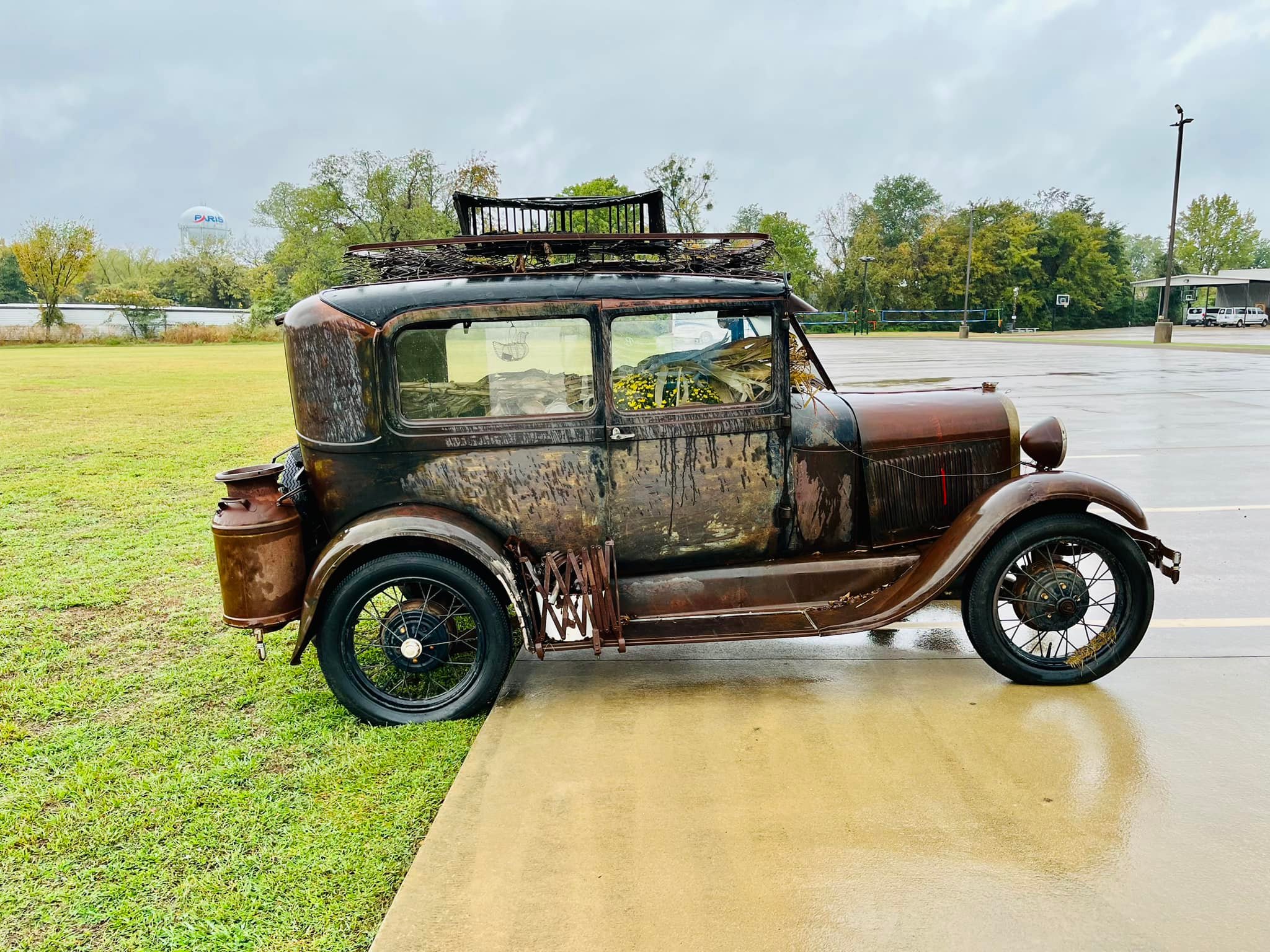 Really cool old truck in Paris Tx today. Would be interested to