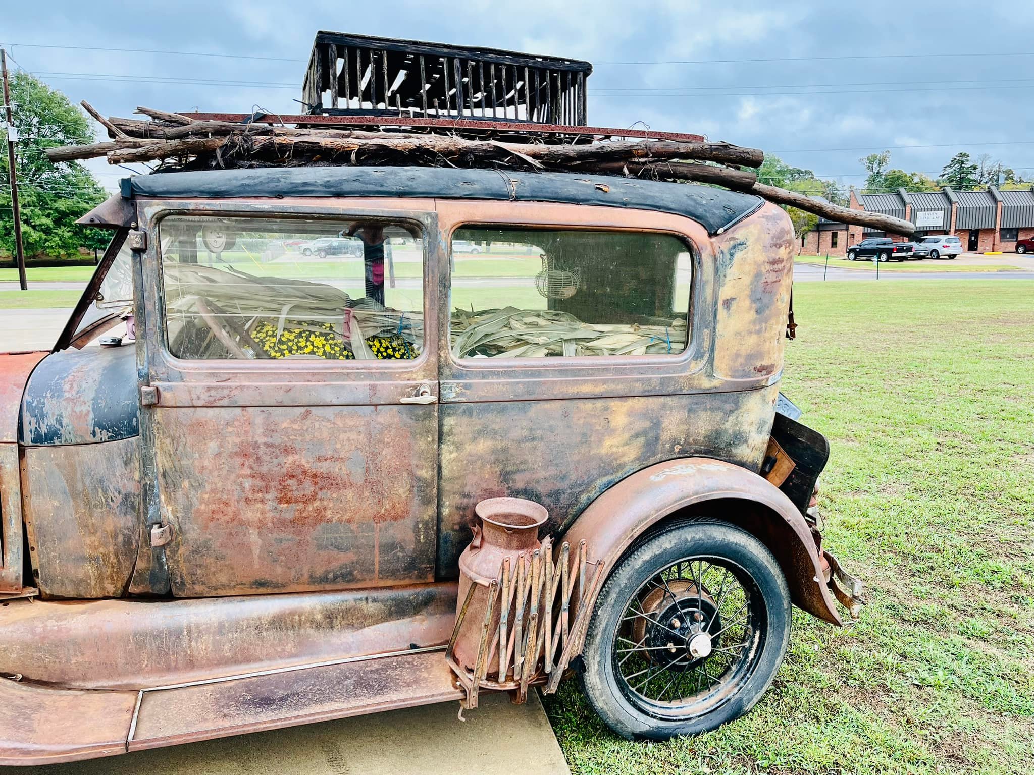 Really cool old truck in Paris Tx today. Would be interested to