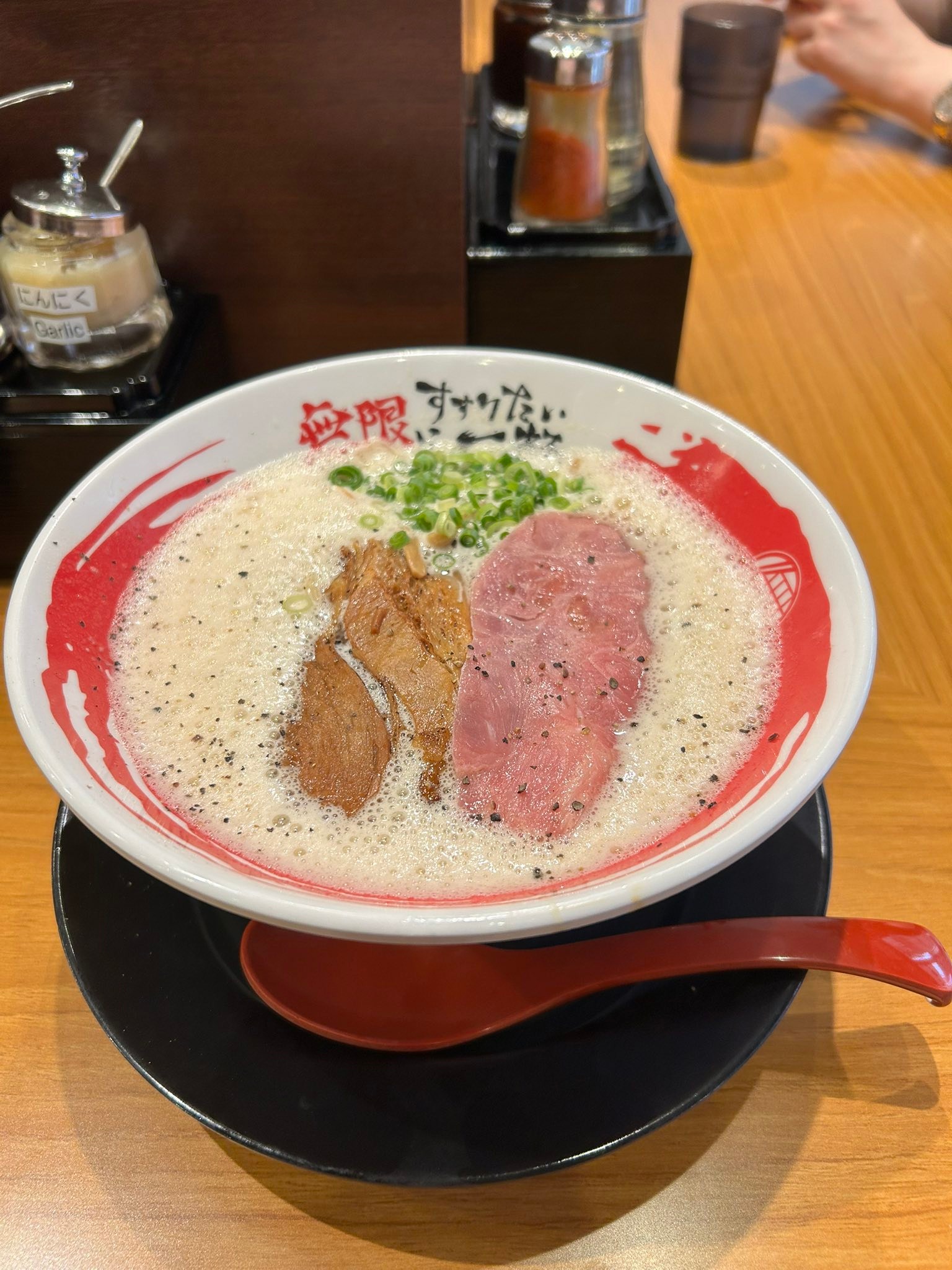 初めての「無限ラーメン心斎橋店」 確かに無限にすすりたい笑笑 牛骨 