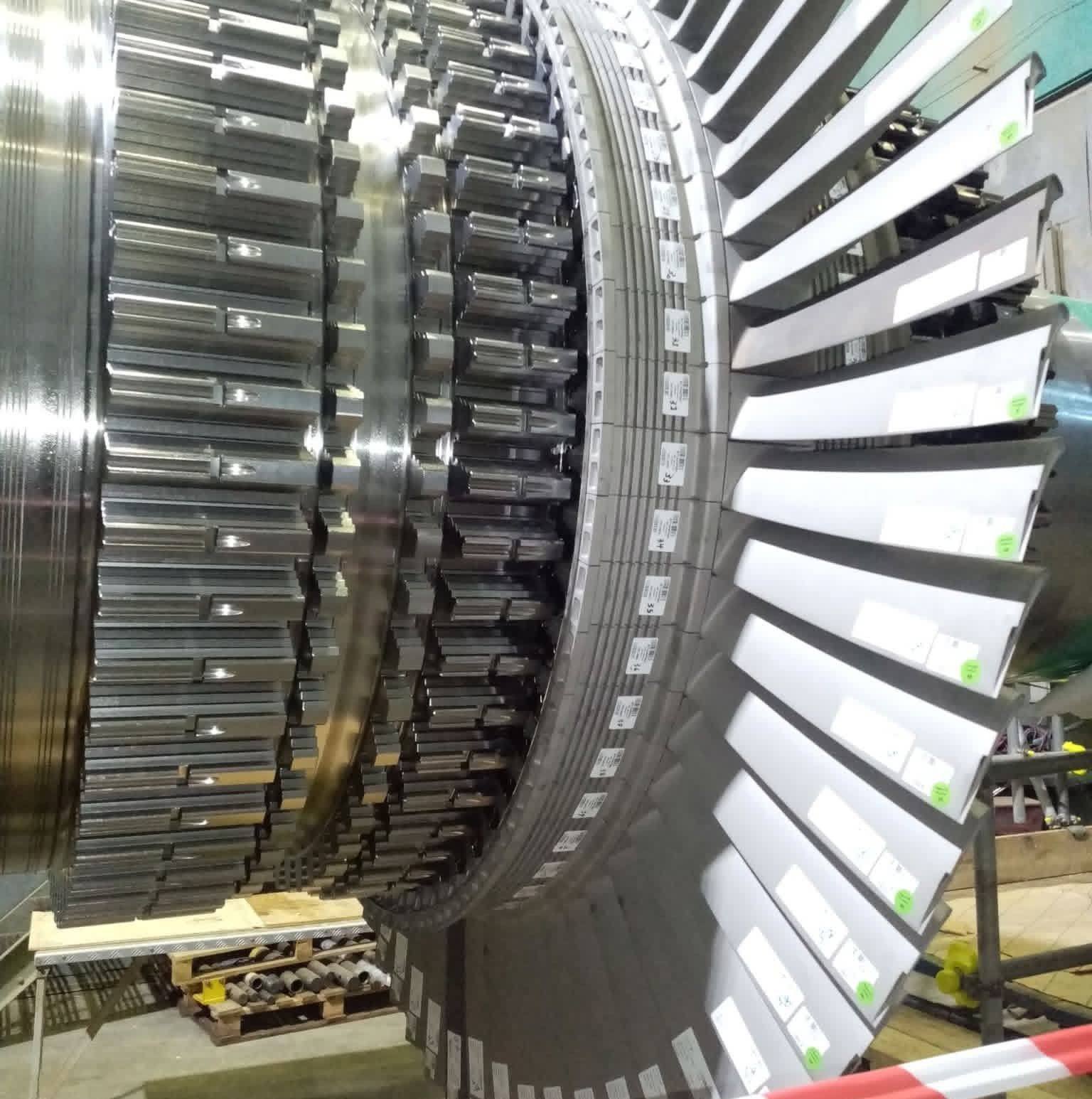 GE FR9E Gas turbine rotor blade dismantling and packing. # ...
