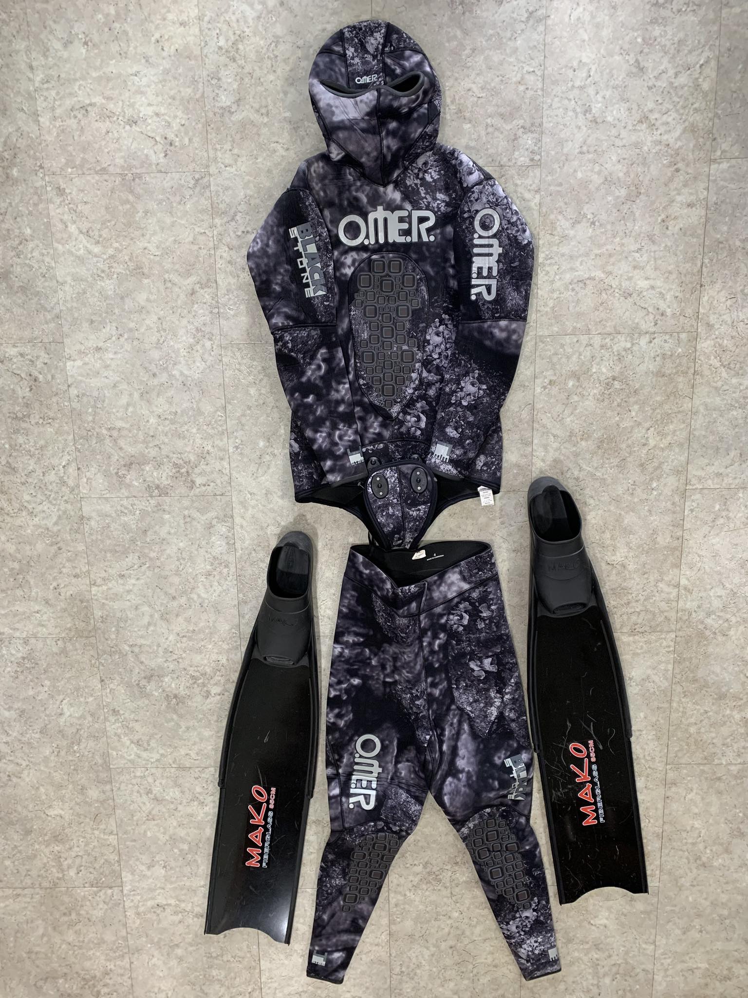 Selling 7mm wetsuit and mako fins set