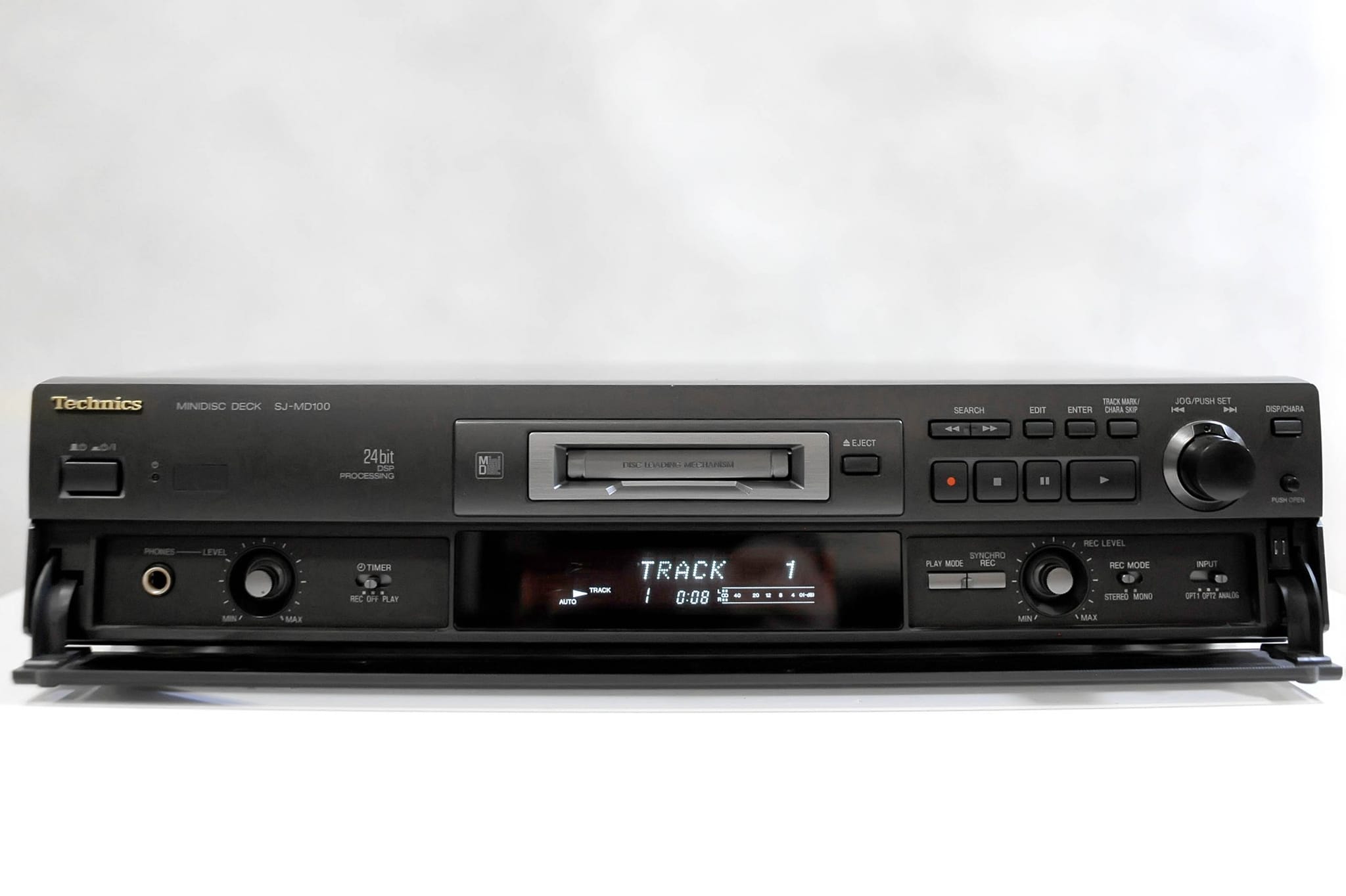 Panasonic 於2004 年發表世界最細小 MD 播放器 SJ-MJ97。 The world's