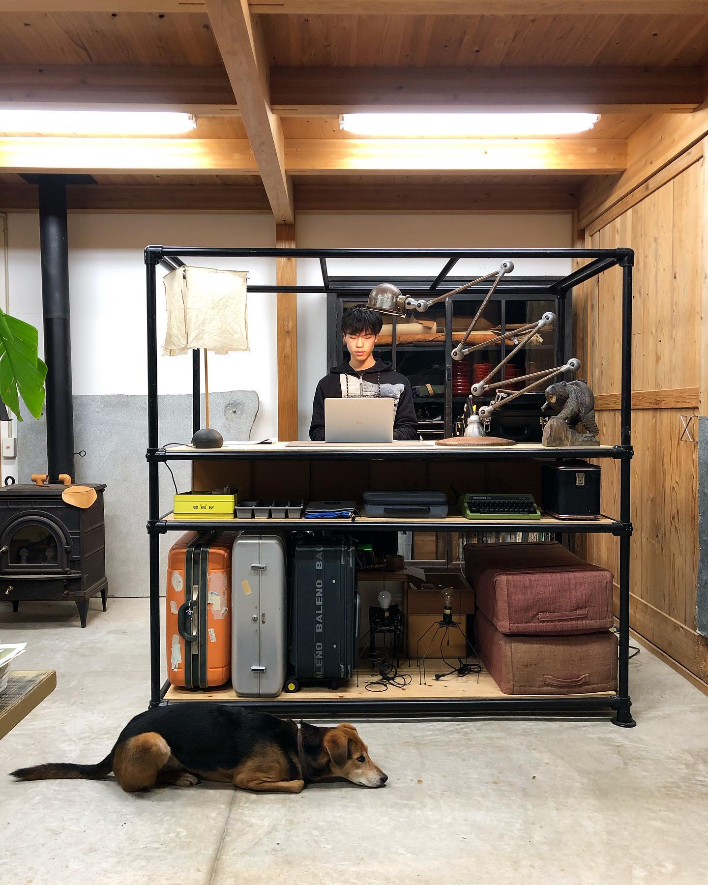 作業台が新しくなりました。最近なかなか進められていなかった製作も 