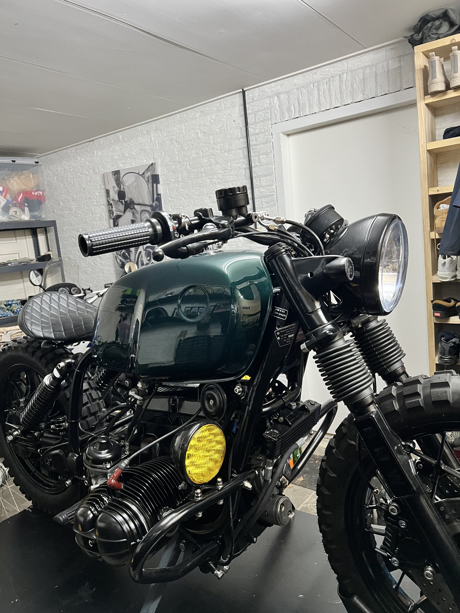 サロモン　スクランブラー　ホット Porsche Jet Green BMW cafe racer build