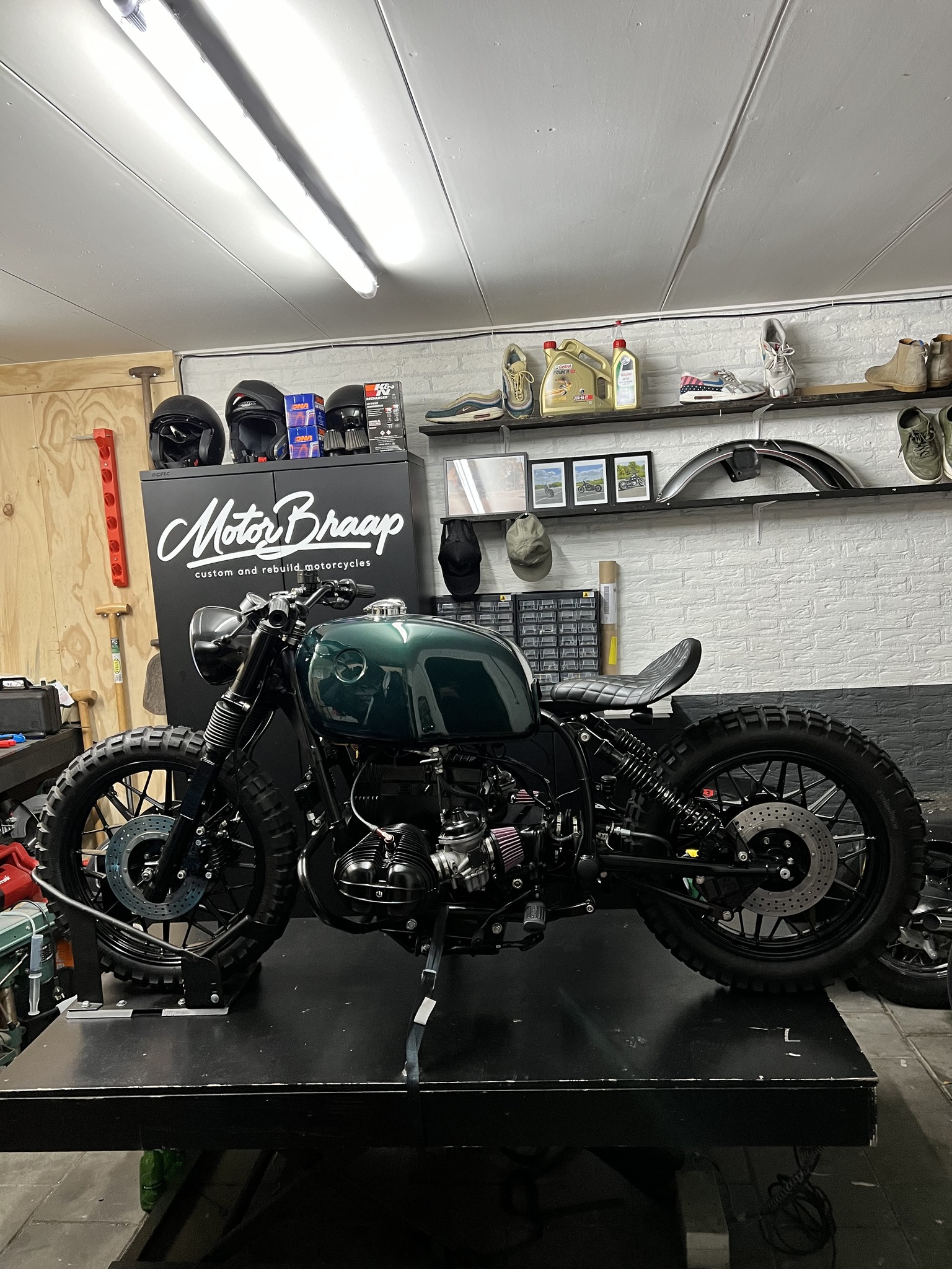 サロモン　スクランブラー　ホット Porsche Jet Green BMW cafe racer build