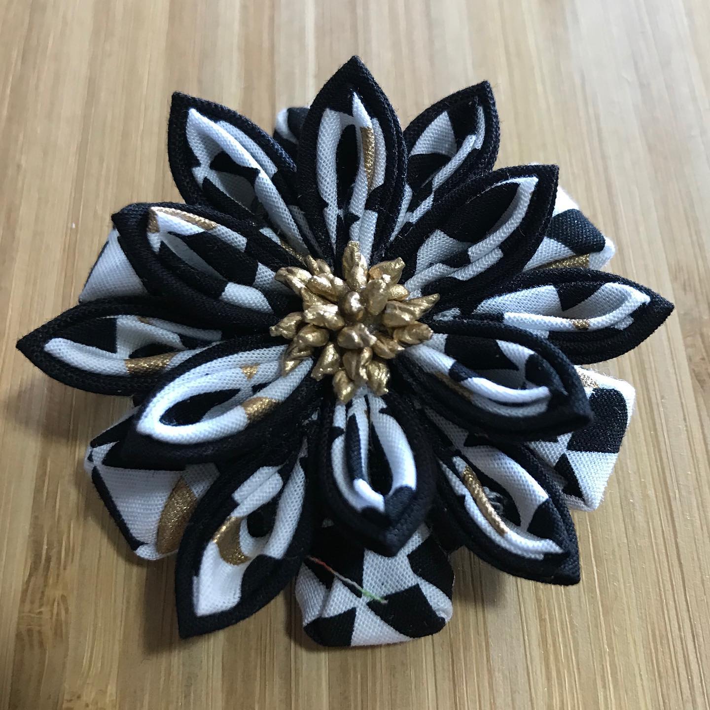 Mabina - Brooch :Black/ white with gold #Mabina_alaka 