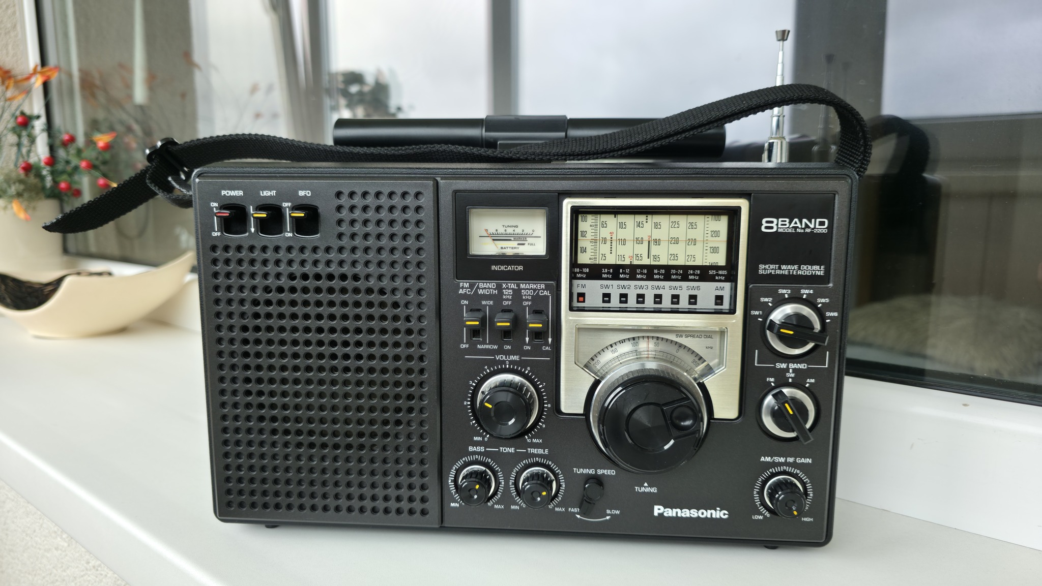 National Panasonic RF-1180, a vintage 6-band receiver from the 1970s