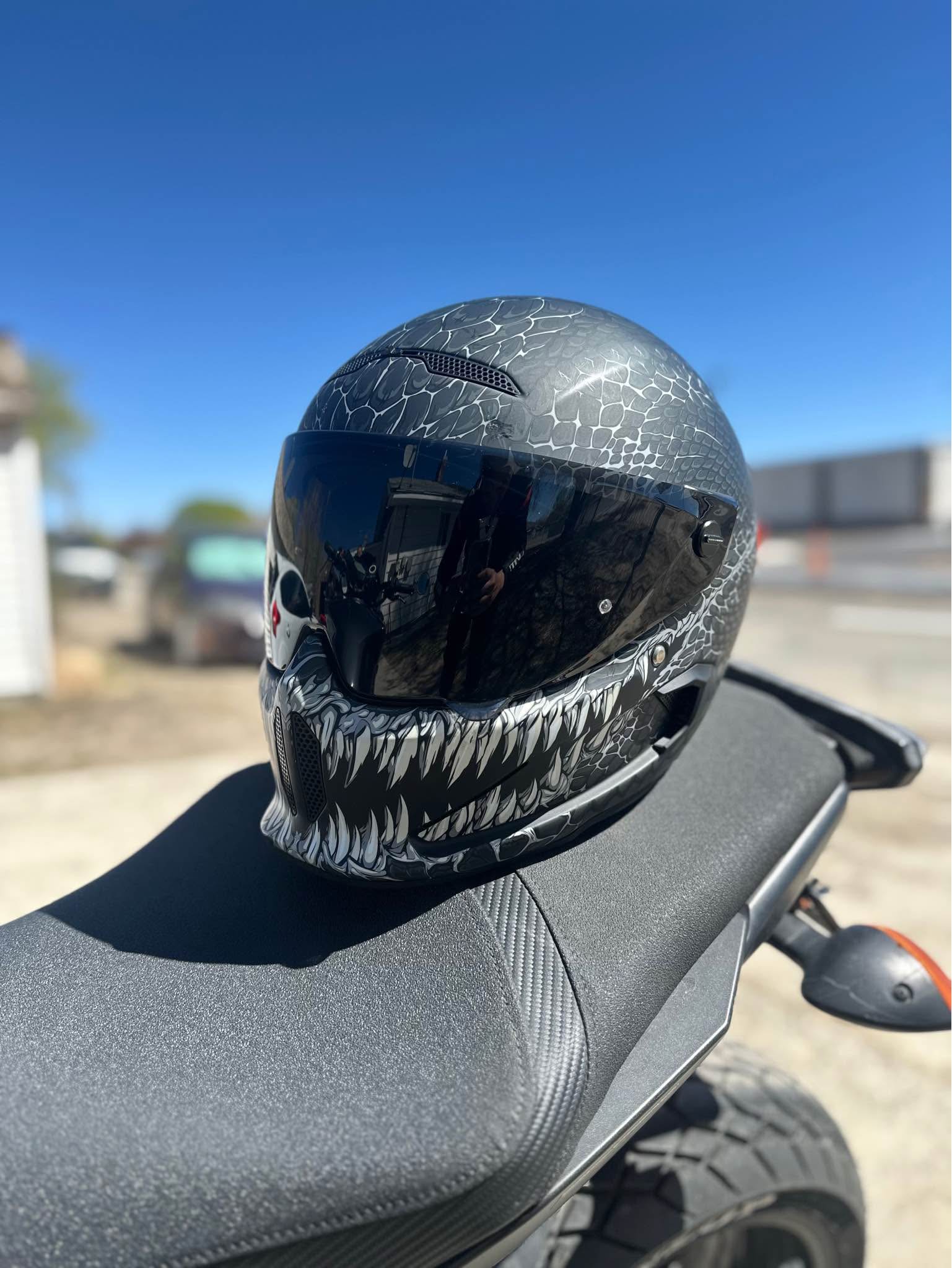 This is the Ruroc Carbon Atlas 4.0 JORMUNGANDR model size ML 